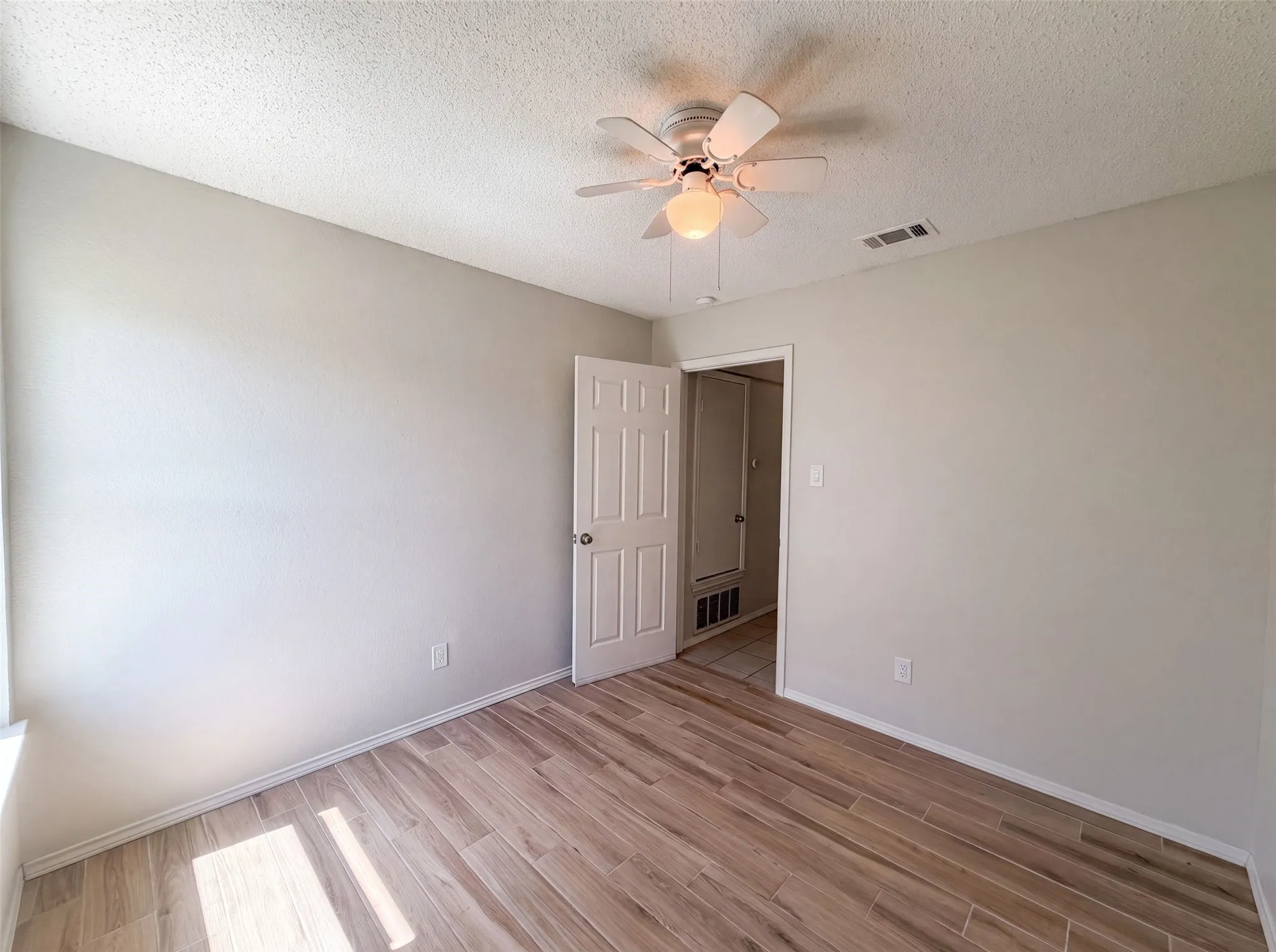 Single Family Residence For Sale in Denton County , 713 Lake Bluff Drive, Flower Mound, Texas 75028, 3 Bedroom, 2 Bathroom, 2 Garage spaces, 1,348 Sqft, built in 1990, mls#21332773, Real Estate Agent in Flower Mound, Homes For Sale in Denton county, Homes For Sale in Flower Mound, Realtor in Flower Mound Texas, Real Estate Brokerage Independent Realty Texas, Luminita Cordes Realtor