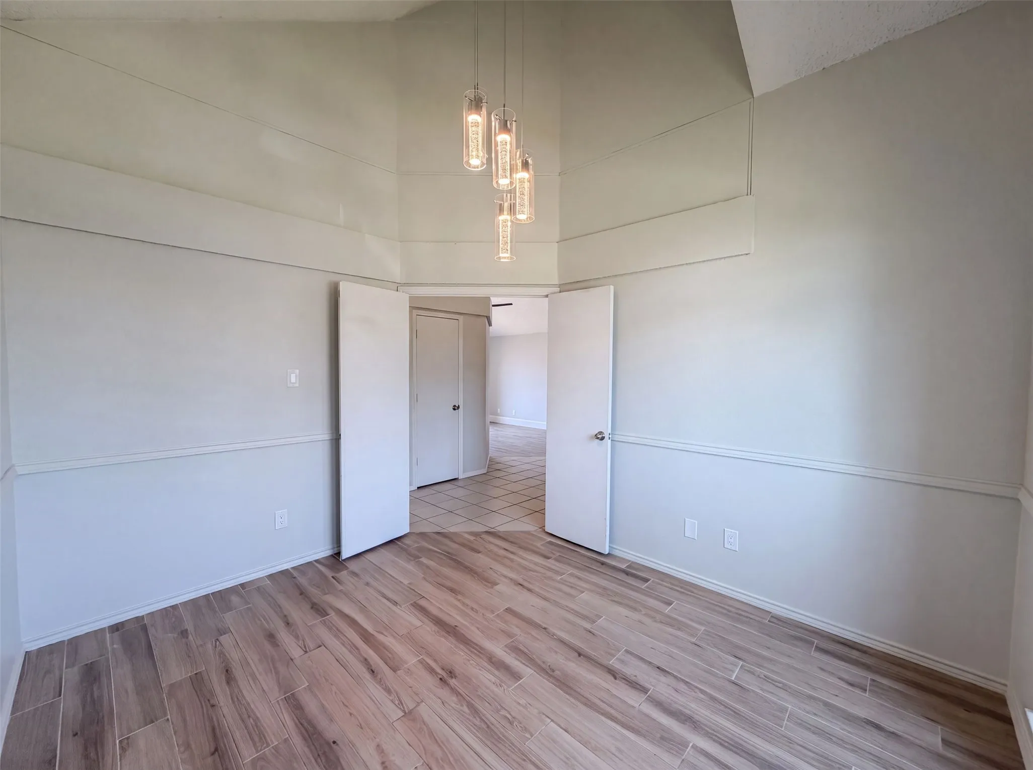 Single Family Residence For Sale in Denton County , 713 Lake Bluff Drive, Flower Mound, Texas 75028, 3 Bedroom, 2 Bathroom, 2 Garage spaces, 1,348 Sqft, built in 1990, mls#21332773, Real Estate Agent in Flower Mound, Homes For Sale in Denton county, Homes For Sale in Flower Mound, Realtor in Flower Mound Texas, Real Estate Brokerage Independent Realty Texas, Luminita Cordes Realtor