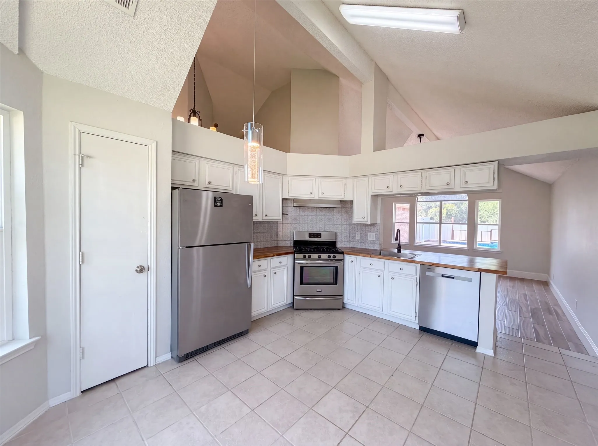 Single Family Residence For Sale in Denton County , 713 Lake Bluff Drive, Flower Mound, Texas 75028, 3 Bedroom, 2 Bathroom, 2 Garage spaces, 1,348 Sqft, built in 1990, mls#21332773, Real Estate Agent in Flower Mound, Homes For Sale in Denton county, Homes For Sale in Flower Mound, Realtor in Flower Mound Texas, Real Estate Brokerage Independent Realty Texas, Luminita Cordes Realtor