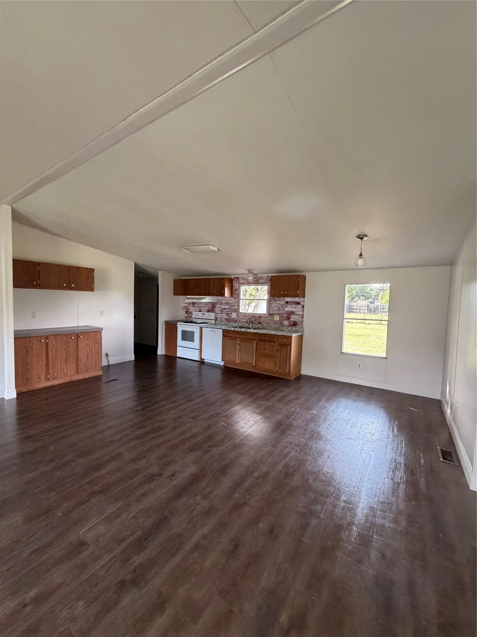 Mobile Home For Rent in Johnson County , 2517 Willow Oak Lane, Burleson, Texas 76028, 3 Bedroom, 4 Bathroom, Garage spaces, 1,456 Sqft, built in 2000, mls#21332775, Real Estate Agent in Burleson, Homes For Rent in Johnson county, Homes For Rent in Burleson, Realtor in Burleson Texas, Real Estate Brokerage Independent Realty Texas, Luminita Cordes Realtor