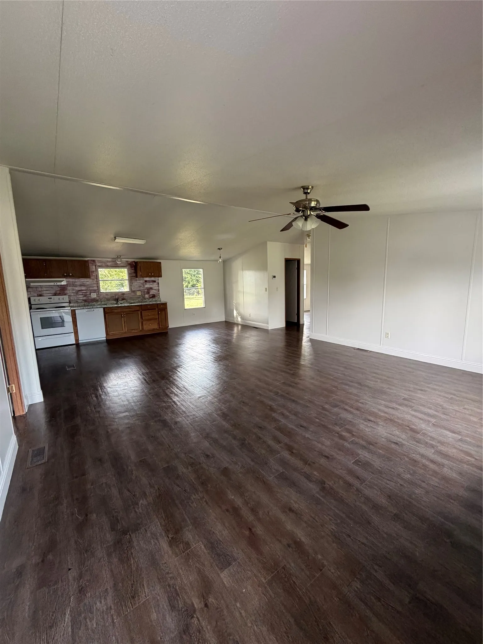 Mobile Home For Rent in Johnson County , 2517 Willow Oak Lane, Burleson, Texas 76028, 3 Bedroom, 4 Bathroom, Garage spaces, 1,456 Sqft, built in 2000, mls#21332775, Real Estate Agent in Burleson, Homes For Rent in Johnson county, Homes For Rent in Burleson, Realtor in Burleson Texas, Real Estate Brokerage Independent Realty Texas, Luminita Cordes Realtor