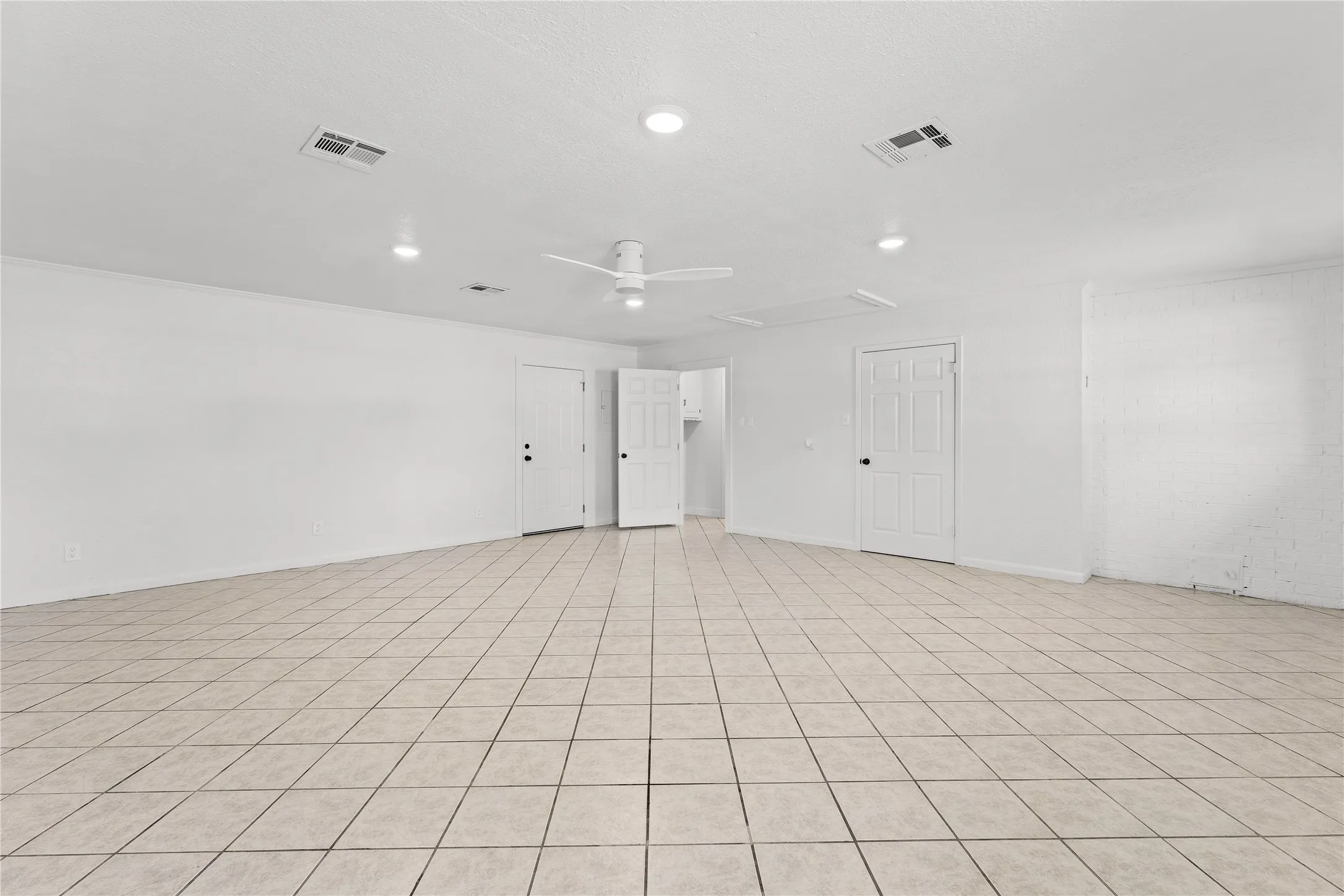 Single Family Residence For Sale in Hill County , 608 S Colorado Street, Whitney, Texas 76692, 3 Bedroom, 2 Bathroom, Garage spaces, 2,067 Sqft, built in 1986, mls#21332499, Real Estate Agent in Whitney, Homes For Sale in Hill county, Homes For Sale in Whitney, Realtor in Whitney Texas, Real Estate Brokerage Independent Realty Texas, Luminita Cordes Realtor