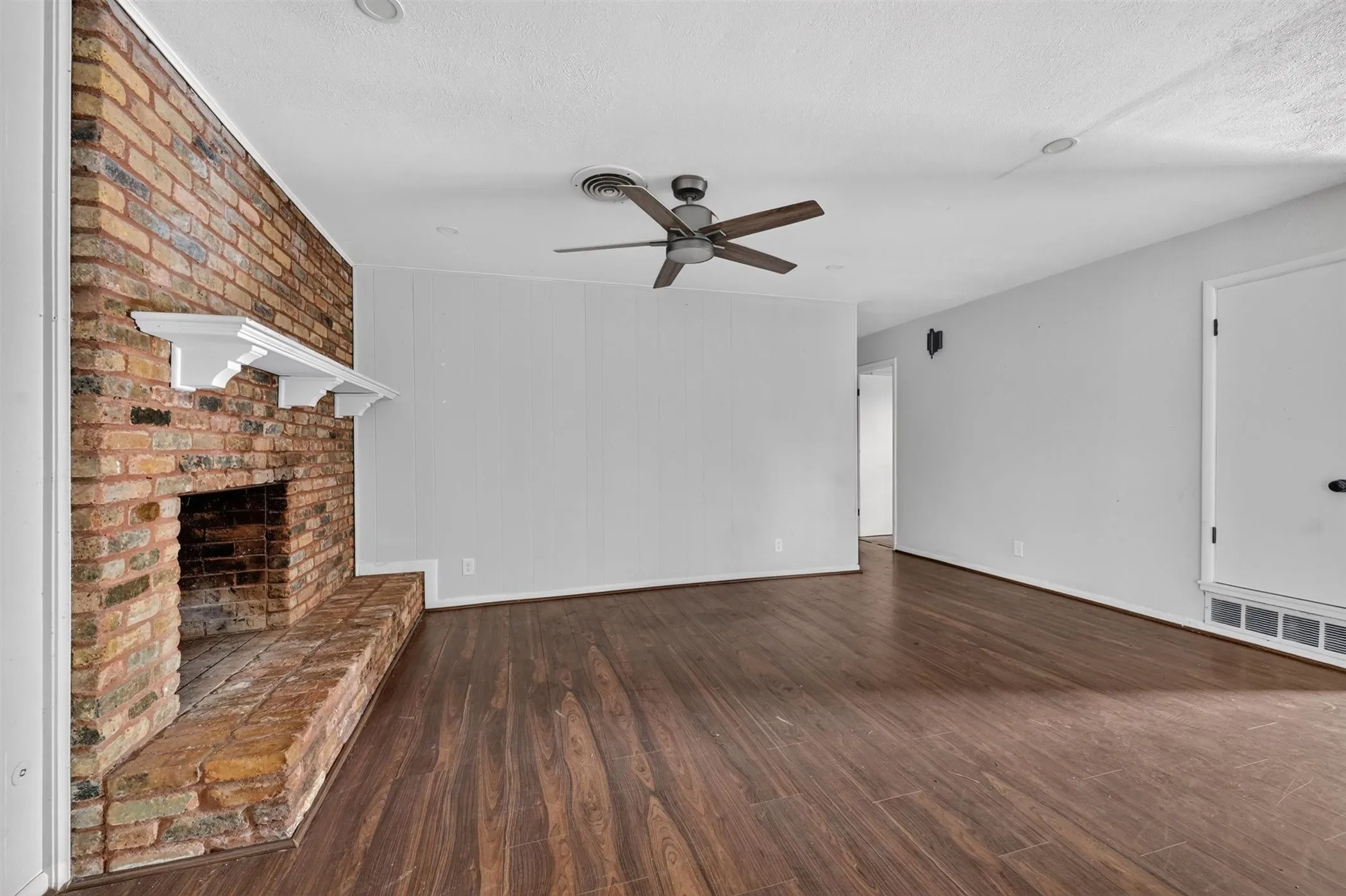 Single Family Residence For Sale in Denton County , 2403 Robin Circle, Denton, Texas 76209, 3 Bedroom, 2 Bathroom, 2 Garage spaces, 1,544 Sqft, built in 1969, mls#21330904, Real Estate Agent in Denton, Homes For Sale in Denton county, Homes For Sale in Denton, Realtor in Denton Texas, Real Estate Brokerage Independent Realty Texas, Luminita Cordes Realtor