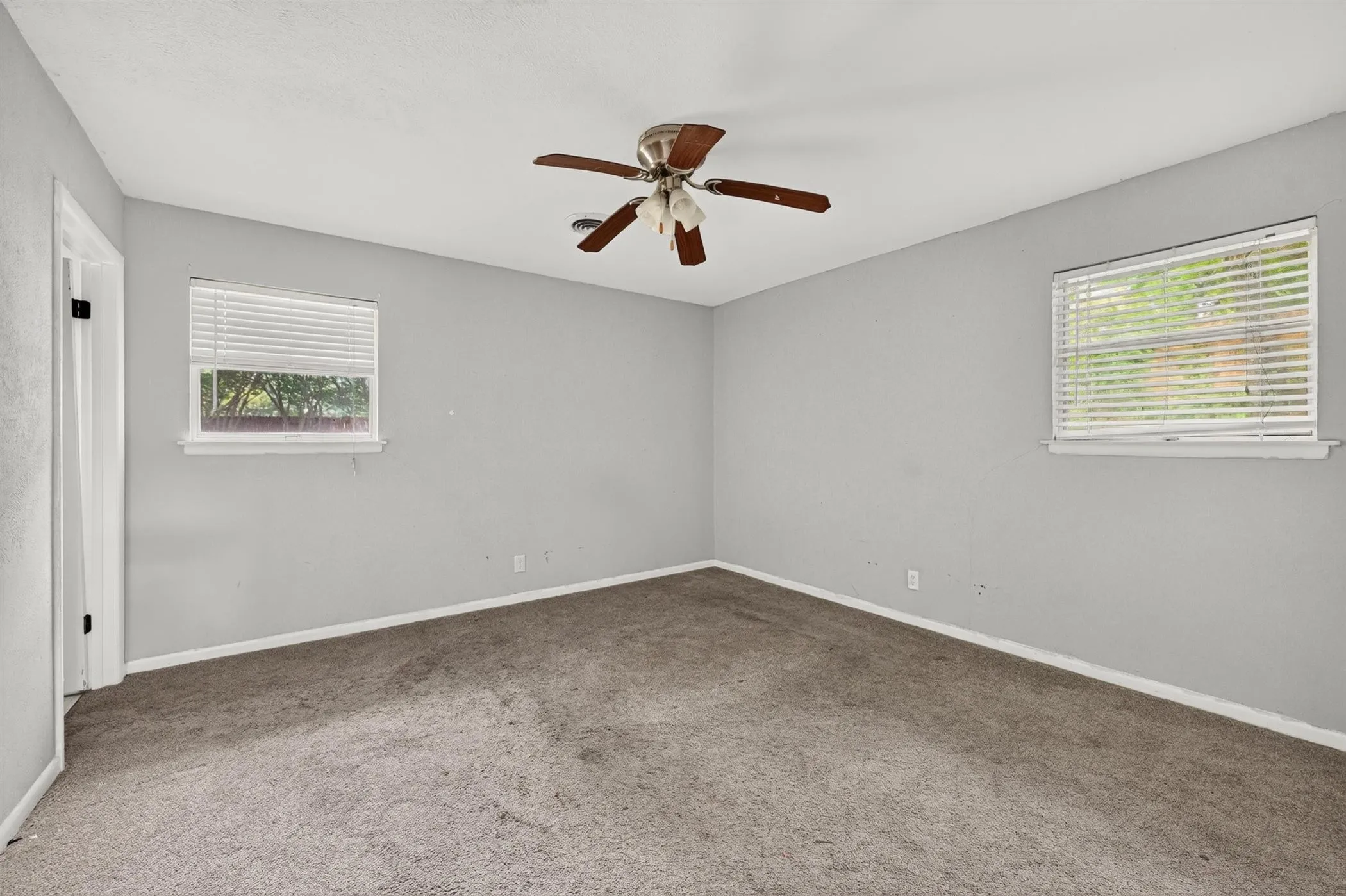 Single Family Residence For Sale in Denton County , 2403 Robin Circle, Denton, Texas 76209, 3 Bedroom, 2 Bathroom, 2 Garage spaces, 1,544 Sqft, built in 1969, mls#21330904, Real Estate Agent in Denton, Homes For Sale in Denton county, Homes For Sale in Denton, Realtor in Denton Texas, Real Estate Brokerage Independent Realty Texas, Luminita Cordes Realtor