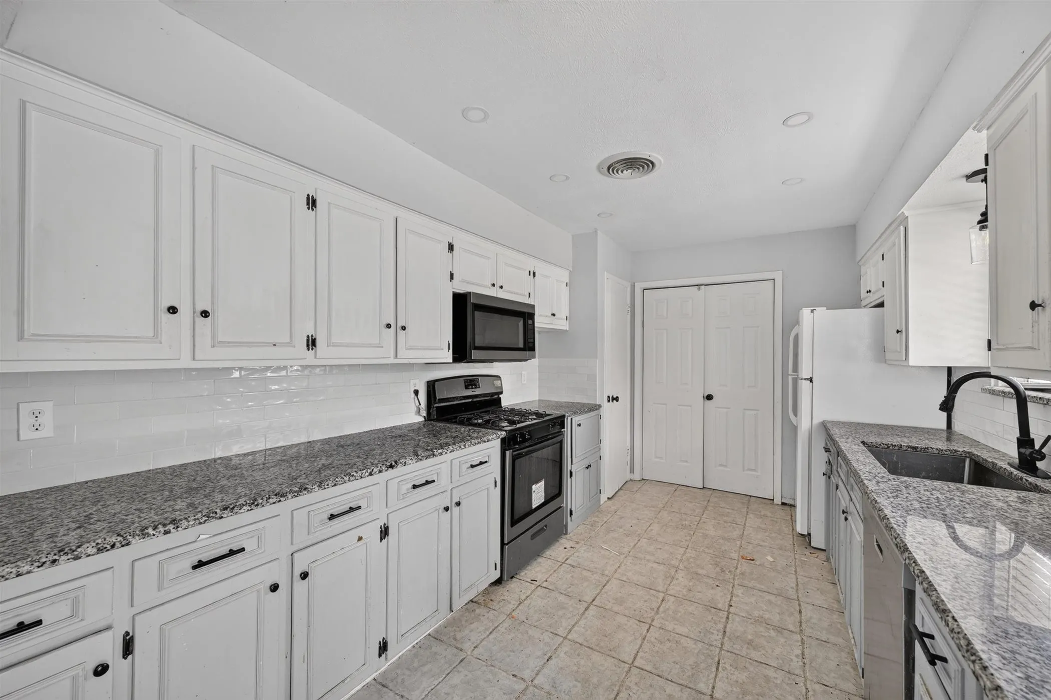 Single Family Residence For Sale in Denton County , 2403 Robin Circle, Denton, Texas 76209, 3 Bedroom, 2 Bathroom, 2 Garage spaces, 1,544 Sqft, built in 1969, mls#21330904, Real Estate Agent in Denton, Homes For Sale in Denton county, Homes For Sale in Denton, Realtor in Denton Texas, Real Estate Brokerage Independent Realty Texas, Luminita Cordes Realtor