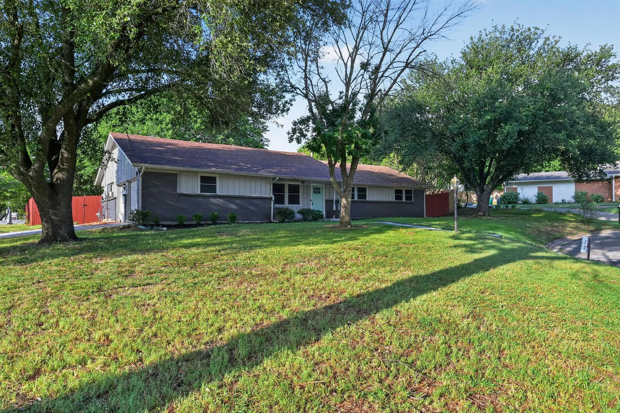 Single Family Residence For Sale in Denton County , 2403 Robin Circle, Denton, Texas 76209, 3 Bedroom, 2 Bathroom, 2 Garage spaces, 1,544 Sqft, built in 1969, mls#21330904, Real Estate Agent in Denton, Homes For Sale in Denton county, Homes For Sale in Denton, Realtor in Denton Texas, Real Estate Brokerage Independent Realty Texas, Luminita Cordes Realtor