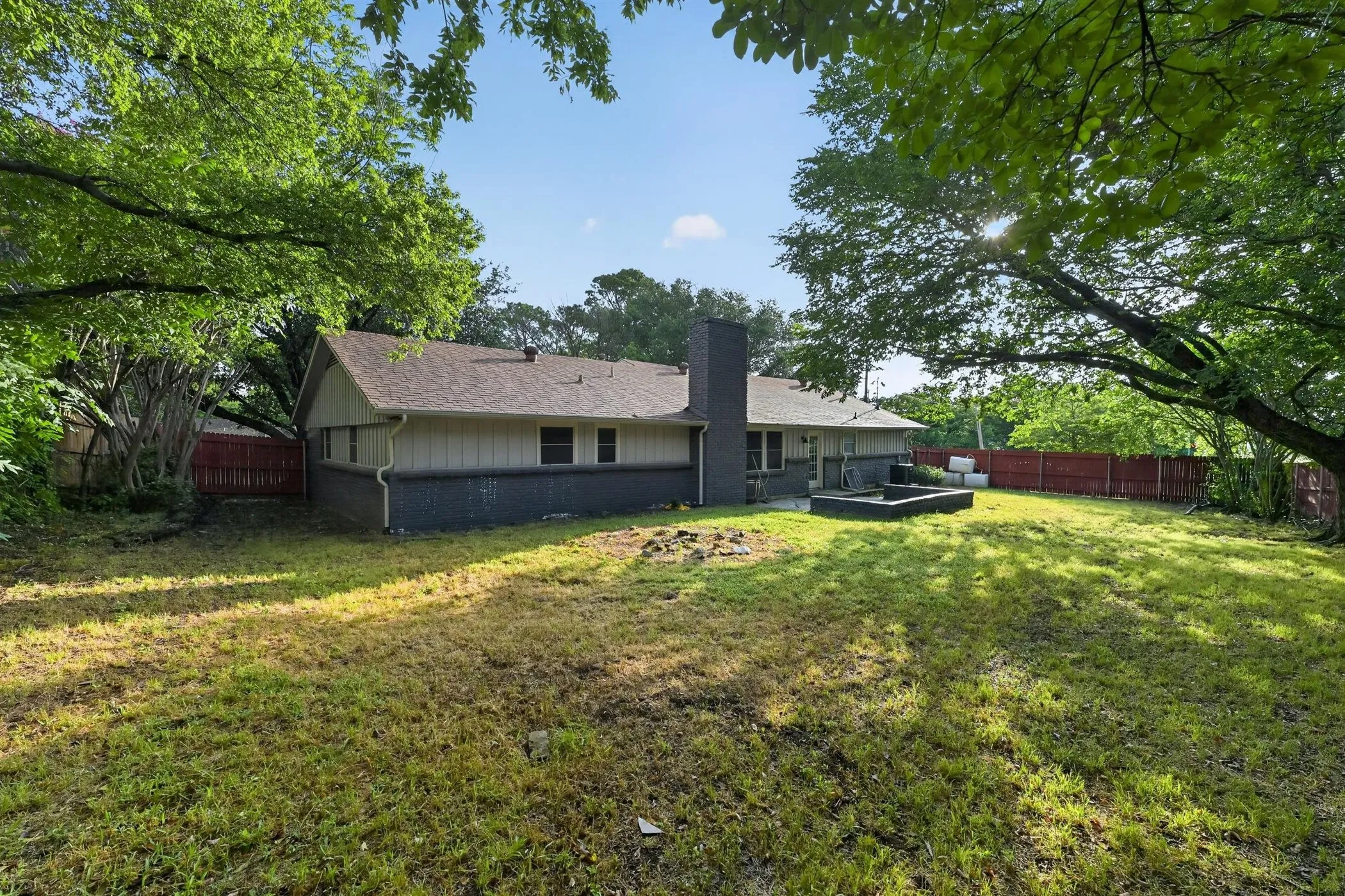 Single Family Residence For Sale in Denton County , 2403 Robin Circle, Denton, Texas 76209, 3 Bedroom, 2 Bathroom, 2 Garage spaces, 1,544 Sqft, built in 1969, mls#21330904, Real Estate Agent in Denton, Homes For Sale in Denton county, Homes For Sale in Denton, Realtor in Denton Texas, Real Estate Brokerage Independent Realty Texas, Luminita Cordes Realtor
