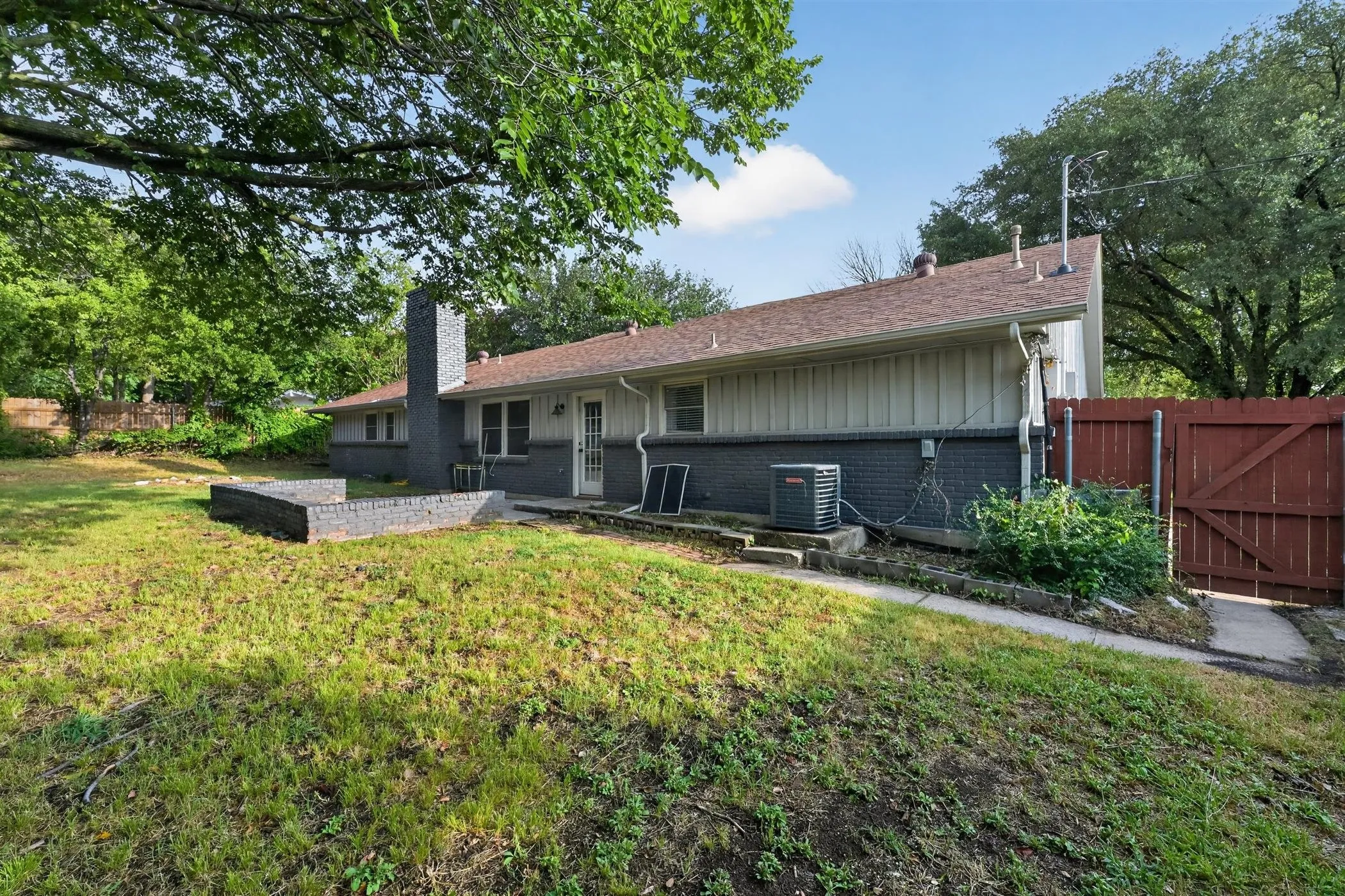Single Family Residence For Sale in Denton County , 2403 Robin Circle, Denton, Texas 76209, 3 Bedroom, 2 Bathroom, 2 Garage spaces, 1,544 Sqft, built in 1969, mls#21330904, Real Estate Agent in Denton, Homes For Sale in Denton county, Homes For Sale in Denton, Realtor in Denton Texas, Real Estate Brokerage Independent Realty Texas, Luminita Cordes Realtor