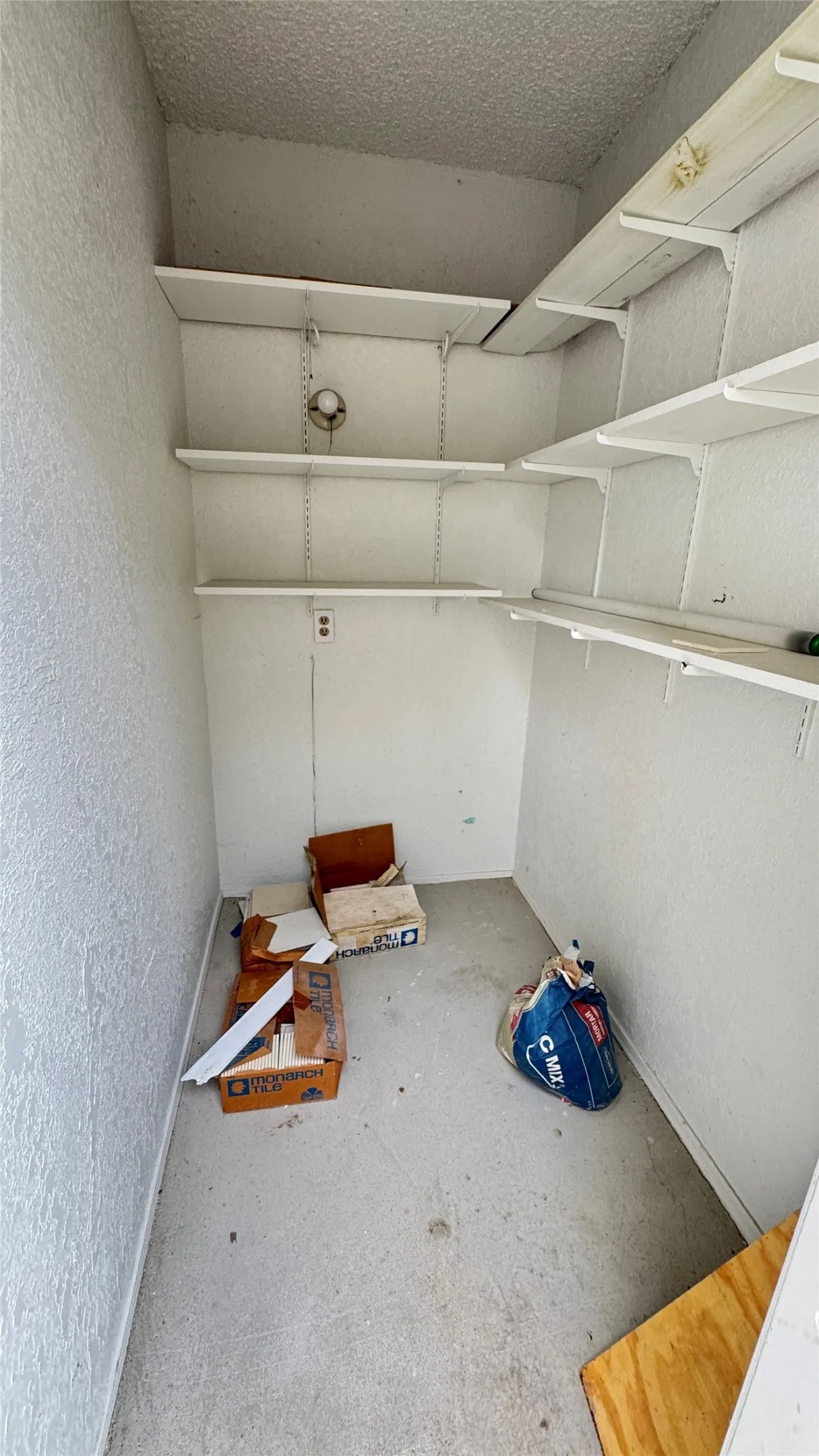 Condominium For Rent in Dallas County , 9811 Walnut Street F207, Dallas, Texas 75243, 1 Bedroom, 1 Bathroom, Garage spaces, 683 Sqft, built in 1984, mls#21332659, Real Estate Agent in Dallas, Homes For Rent in Dallas county, Homes For Rent in Dallas, Realtor in Dallas Texas, Real Estate Brokerage Independent Realty Texas, Luminita Cordes Realtor
