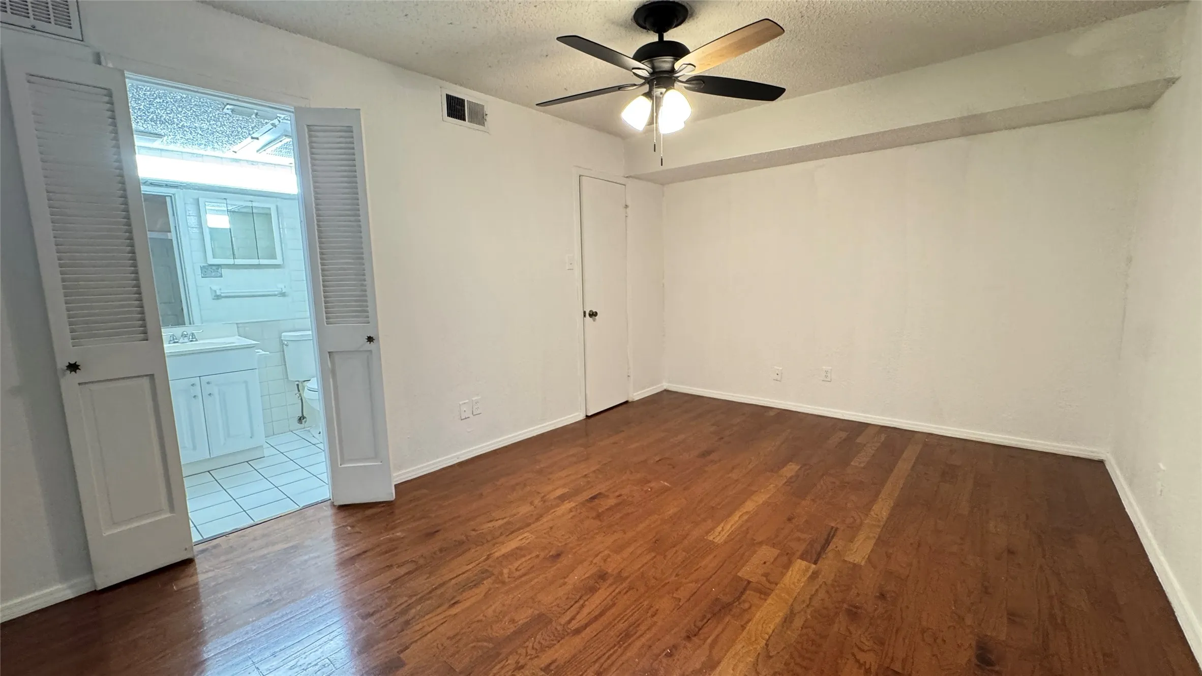 Condominium For Rent in Dallas County , 9811 Walnut Street F207, Dallas, Texas 75243, 1 Bedroom, 1 Bathroom, Garage spaces, 683 Sqft, built in 1984, mls#21332659, Real Estate Agent in Dallas, Homes For Rent in Dallas county, Homes For Rent in Dallas, Realtor in Dallas Texas, Real Estate Brokerage Independent Realty Texas, Luminita Cordes Realtor