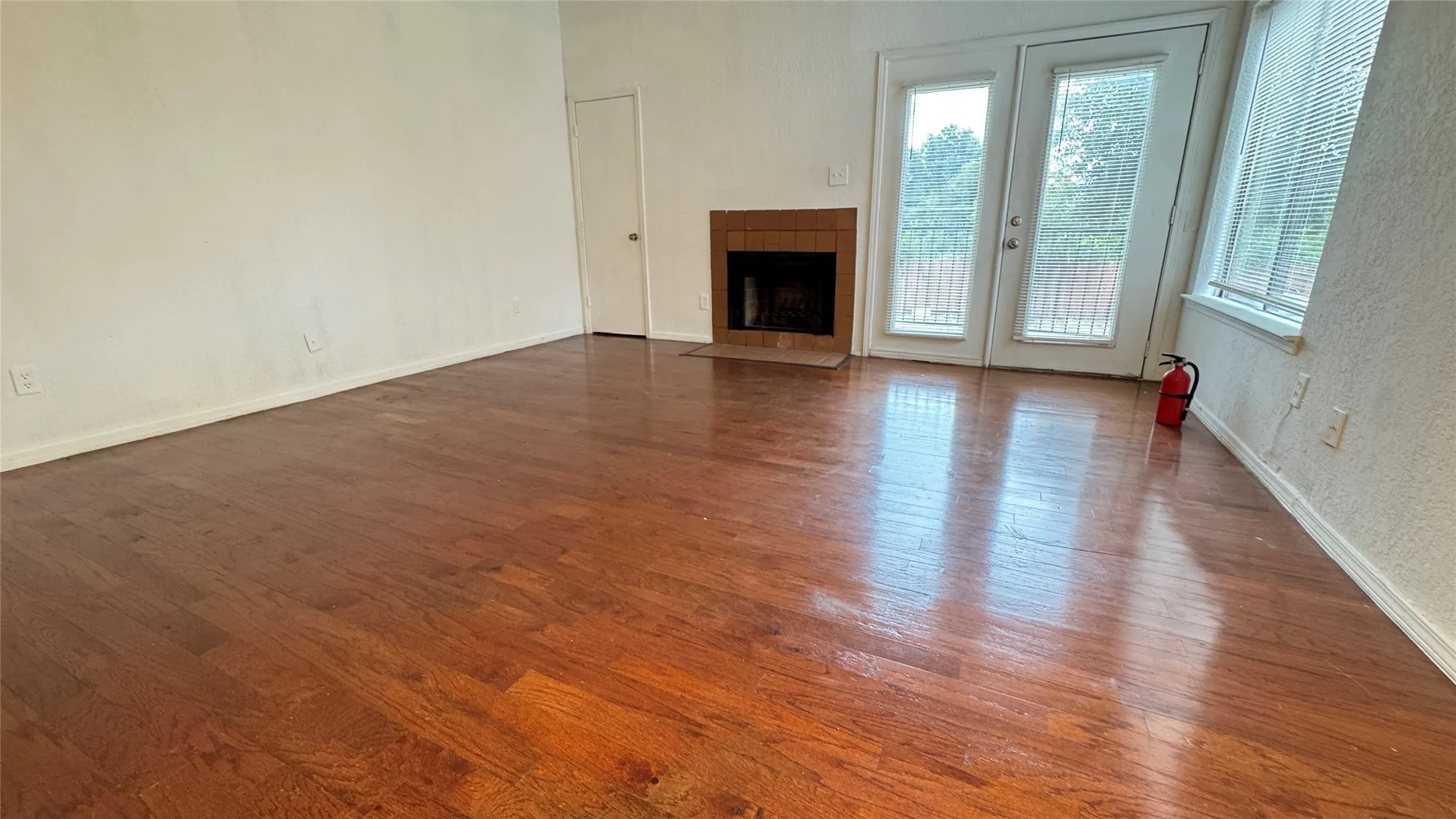 Condominium For Rent in Dallas County , 9811 Walnut Street F207, Dallas, Texas 75243, 1 Bedroom, 1 Bathroom, Garage spaces, 683 Sqft, built in 1984, mls#21332659, Real Estate Agent in Dallas, Homes For Rent in Dallas county, Homes For Rent in Dallas, Realtor in Dallas Texas, Real Estate Brokerage Independent Realty Texas, Luminita Cordes Realtor
