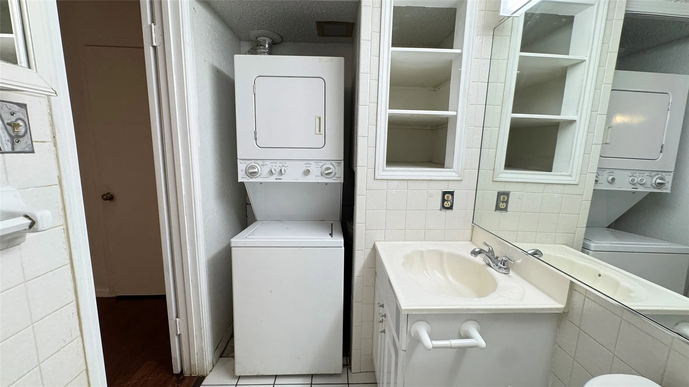 Condominium For Rent in Dallas County , 9811 Walnut Street F207, Dallas, Texas 75243, 1 Bedroom, 1 Bathroom, Garage spaces, 683 Sqft, built in 1984, mls#21332659, Real Estate Agent in Dallas, Homes For Rent in Dallas county, Homes For Rent in Dallas, Realtor in Dallas Texas, Real Estate Brokerage Independent Realty Texas, Luminita Cordes Realtor