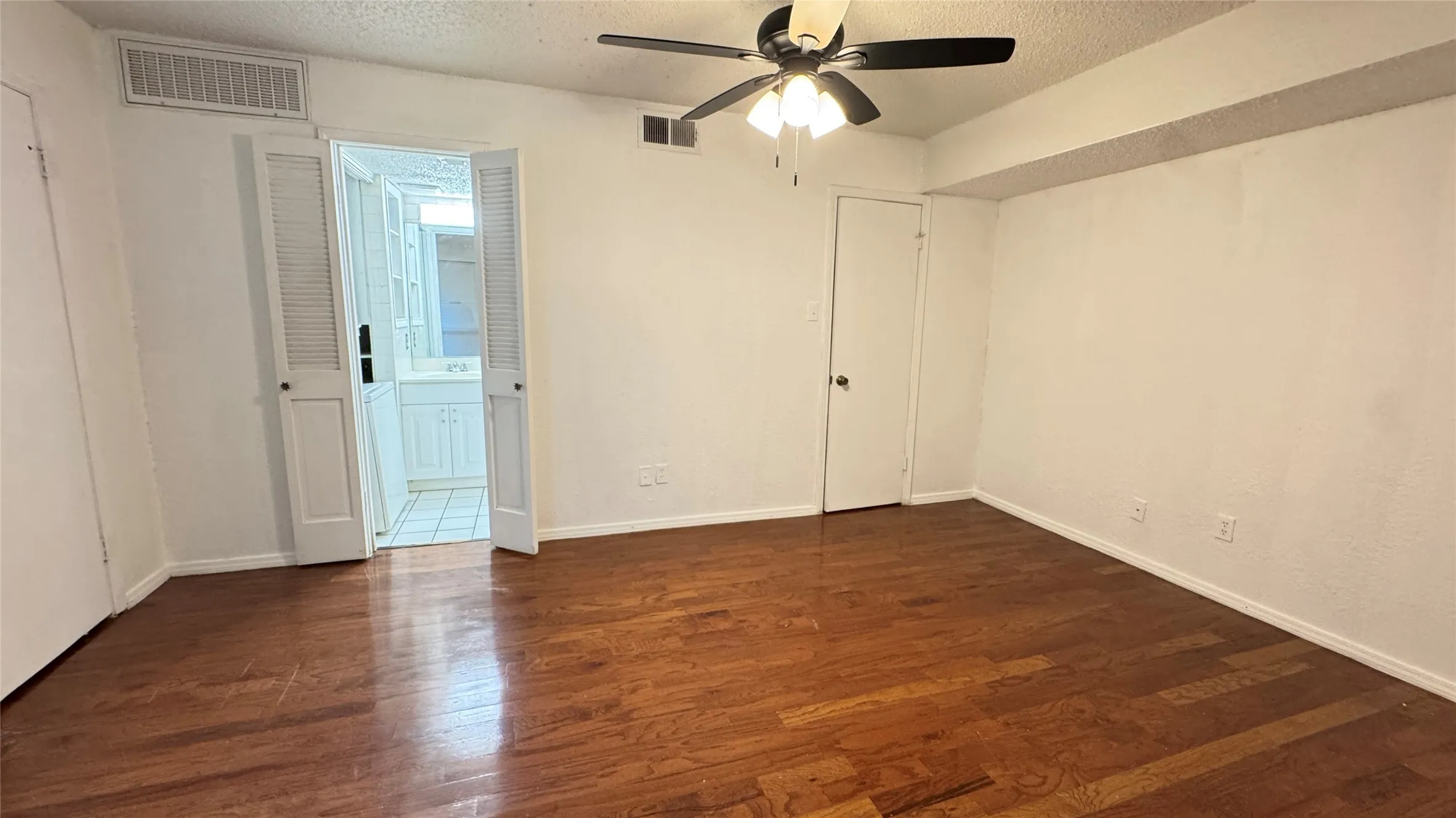 Condominium For Rent in Dallas County , 9811 Walnut Street F207, Dallas, Texas 75243, 1 Bedroom, 1 Bathroom, Garage spaces, 683 Sqft, built in 1984, mls#21332659, Real Estate Agent in Dallas, Homes For Rent in Dallas county, Homes For Rent in Dallas, Realtor in Dallas Texas, Real Estate Brokerage Independent Realty Texas, Luminita Cordes Realtor
