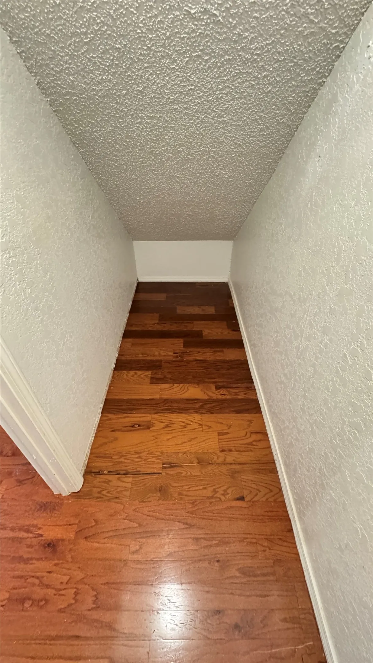 Condominium For Rent in Dallas County , 9811 Walnut Street F207, Dallas, Texas 75243, 1 Bedroom, 1 Bathroom, Garage spaces, 683 Sqft, built in 1984, mls#21332659, Real Estate Agent in Dallas, Homes For Rent in Dallas county, Homes For Rent in Dallas, Realtor in Dallas Texas, Real Estate Brokerage Independent Realty Texas, Luminita Cordes Realtor