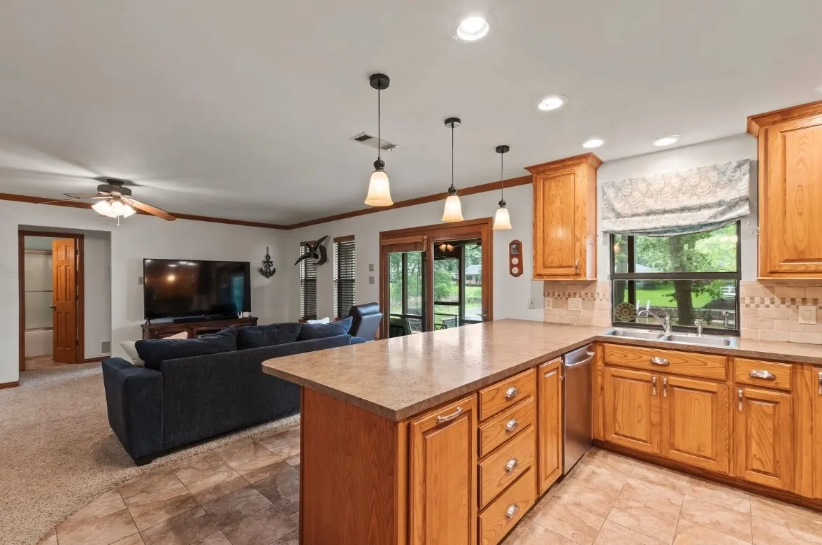 Single Family Residence For Sale in Henderson County , 120 Los Peces, Gun Barrel City, Texas 75156, 3 Bedroom, 2 Bathroom, 2 Garage spaces, 1,400 Sqft, built in 1986, mls#21331745, Real Estate Agent in Gun Barrel City, Homes For Sale in Henderson county, Homes For Sale in Gun Barrel City, Realtor in Gun Barrel City Texas, Real Estate Brokerage Independent Realty Texas, Luminita Cordes Realtor
