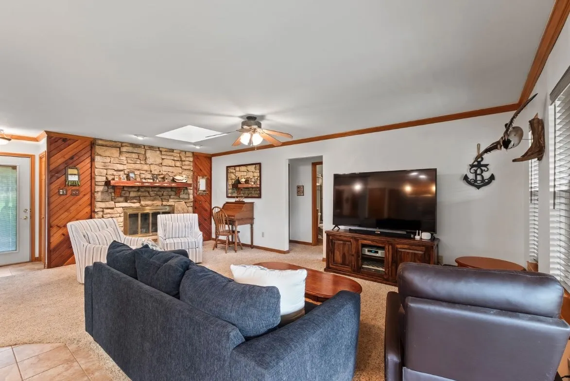 Single Family Residence For Sale in Henderson County , 120 Los Peces, Gun Barrel City, Texas 75156, 3 Bedroom, 2 Bathroom, 2 Garage spaces, 1,400 Sqft, built in 1986, mls#21331745, Real Estate Agent in Gun Barrel City, Homes For Sale in Henderson county, Homes For Sale in Gun Barrel City, Realtor in Gun Barrel City Texas, Real Estate Brokerage Independent Realty Texas, Luminita Cordes Realtor