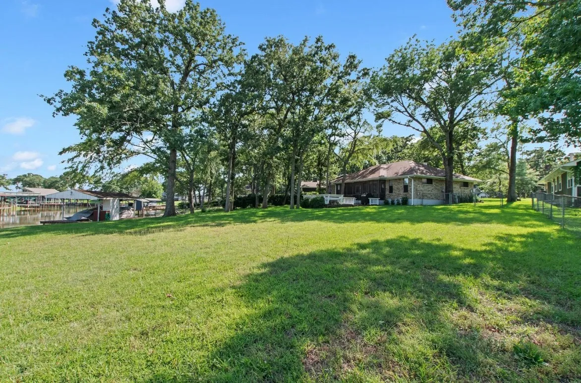 Single Family Residence For Sale in Henderson County , 120 Los Peces, Gun Barrel City, Texas 75156, 3 Bedroom, 2 Bathroom, 2 Garage spaces, 1,400 Sqft, built in 1986, mls#21331745, Real Estate Agent in Gun Barrel City, Homes For Sale in Henderson county, Homes For Sale in Gun Barrel City, Realtor in Gun Barrel City Texas, Real Estate Brokerage Independent Realty Texas, Luminita Cordes Realtor