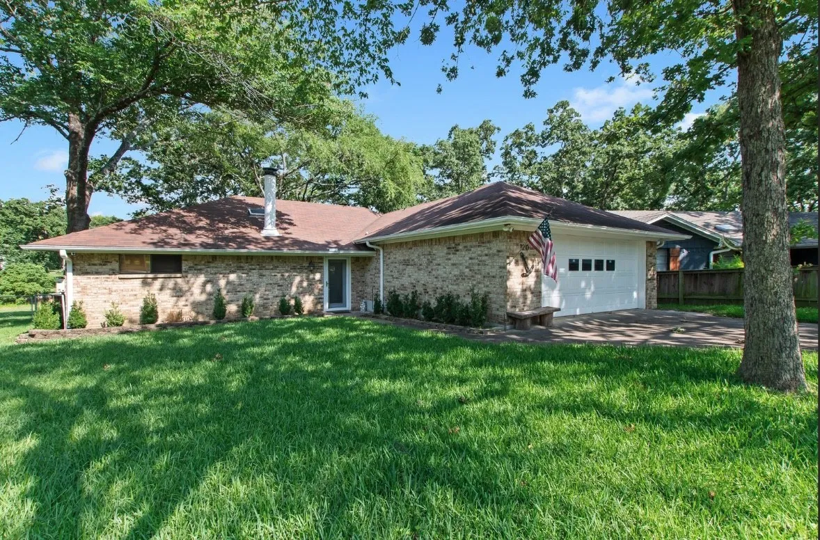 Single Family Residence For Sale in Henderson County , 120 Los Peces, Gun Barrel City, Texas 75156, 3 Bedroom, 2 Bathroom, 2 Garage spaces, 1,400 Sqft, built in 1986, mls#21331745, Real Estate Agent in Gun Barrel City, Homes For Sale in Henderson county, Homes For Sale in Gun Barrel City, Realtor in Gun Barrel City Texas, Real Estate Brokerage Independent Realty Texas, Luminita Cordes Realtor