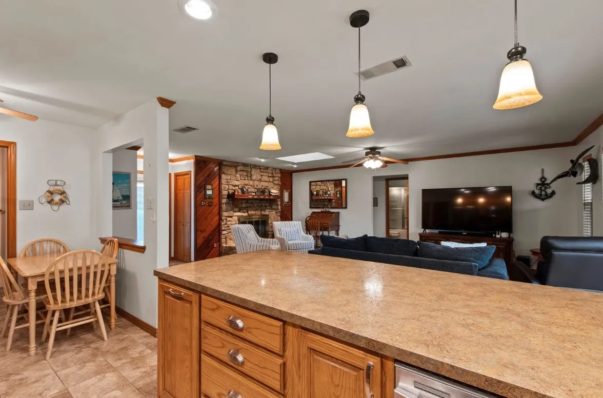 Single Family Residence For Sale in Henderson County , 120 Los Peces, Gun Barrel City, Texas 75156, 3 Bedroom, 2 Bathroom, 2 Garage spaces, 1,400 Sqft, built in 1986, mls#21331745, Real Estate Agent in Gun Barrel City, Homes For Sale in Henderson county, Homes For Sale in Gun Barrel City, Realtor in Gun Barrel City Texas, Real Estate Brokerage Independent Realty Texas, Luminita Cordes Realtor
