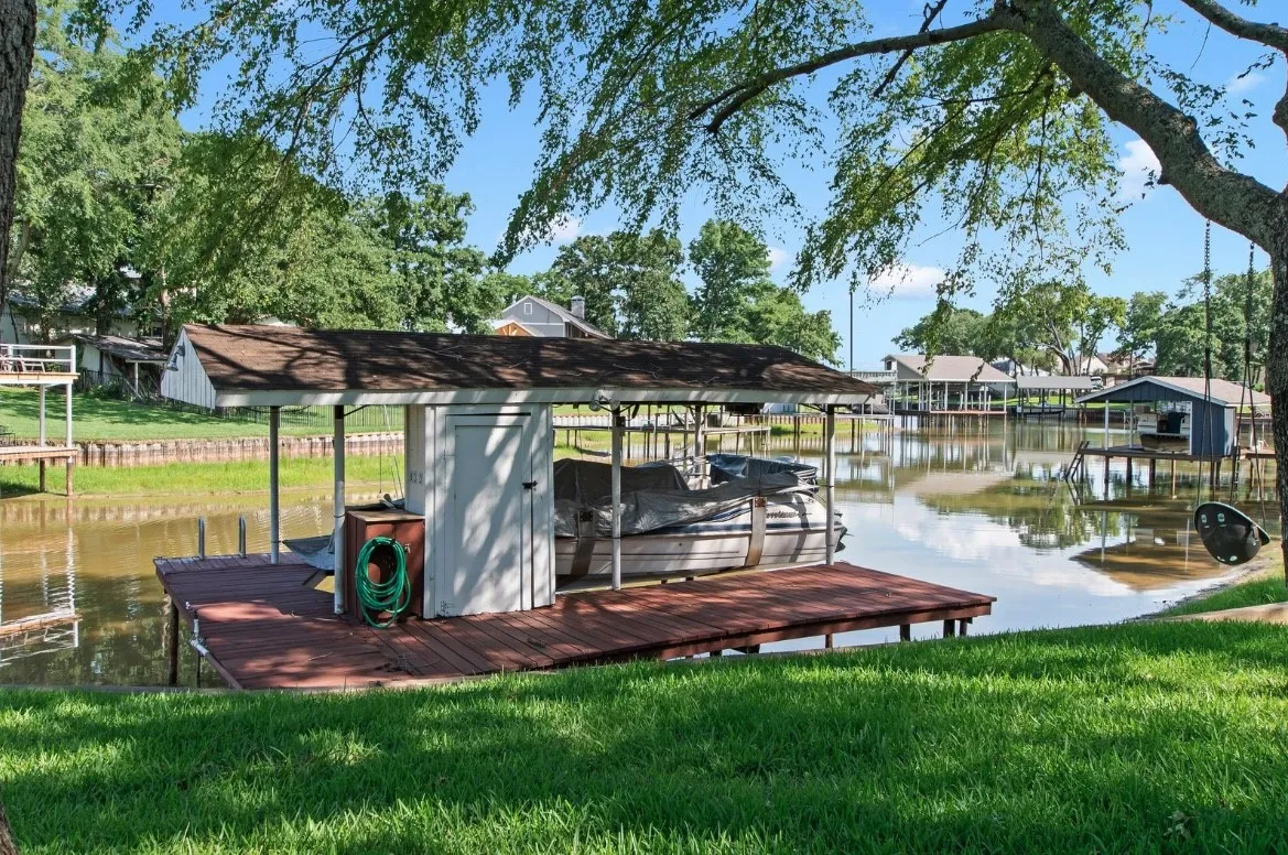 Single Family Residence For Sale in Henderson County , 120 Los Peces, Gun Barrel City, Texas 75156, 3 Bedroom, 2 Bathroom, 2 Garage spaces, 1,400 Sqft, built in 1986, mls#21331745, Real Estate Agent in Gun Barrel City, Homes For Sale in Henderson county, Homes For Sale in Gun Barrel City, Realtor in Gun Barrel City Texas, Real Estate Brokerage Independent Realty Texas, Luminita Cordes Realtor