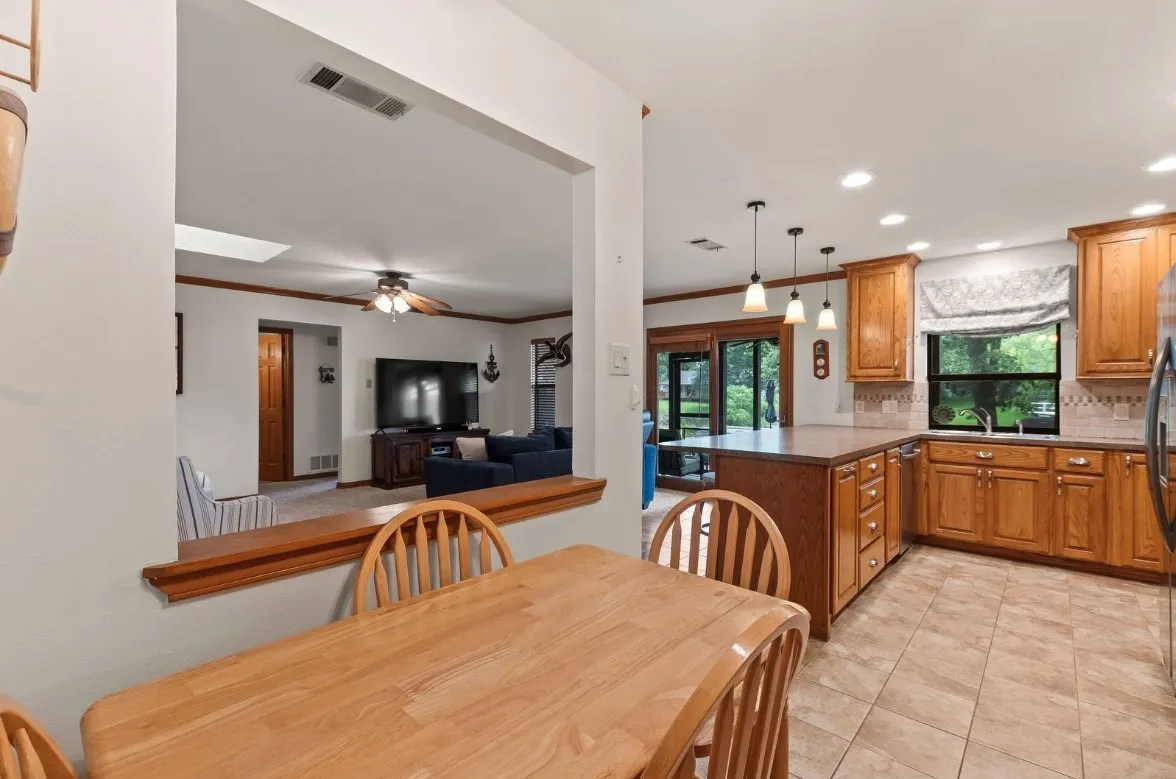 Single Family Residence For Sale in Henderson County , 120 Los Peces, Gun Barrel City, Texas 75156, 3 Bedroom, 2 Bathroom, 2 Garage spaces, 1,400 Sqft, built in 1986, mls#21331745, Real Estate Agent in Gun Barrel City, Homes For Sale in Henderson county, Homes For Sale in Gun Barrel City, Realtor in Gun Barrel City Texas, Real Estate Brokerage Independent Realty Texas, Luminita Cordes Realtor