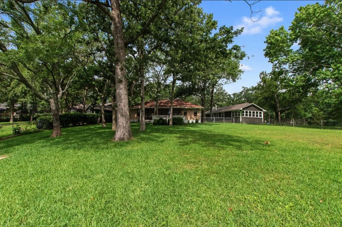 Single Family Residence For Sale in Henderson County , 120 Los Peces, Gun Barrel City, Texas 75156, 3 Bedroom, 2 Bathroom, 2 Garage spaces, 1,400 Sqft, built in 1986, mls#21331745, Real Estate Agent in Gun Barrel City, Homes For Sale in Henderson county, Homes For Sale in Gun Barrel City, Realtor in Gun Barrel City Texas, Real Estate Brokerage Independent Realty Texas, Luminita Cordes Realtor