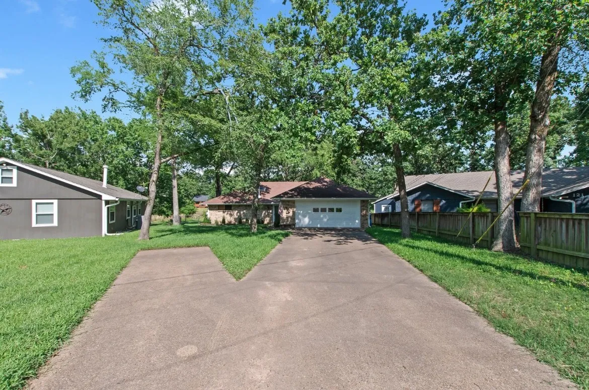 Single Family Residence For Sale in Henderson County , 120 Los Peces, Gun Barrel City, Texas 75156, 3 Bedroom, 2 Bathroom, 2 Garage spaces, 1,400 Sqft, built in 1986, mls#21331745, Real Estate Agent in Gun Barrel City, Homes For Sale in Henderson county, Homes For Sale in Gun Barrel City, Realtor in Gun Barrel City Texas, Real Estate Brokerage Independent Realty Texas, Luminita Cordes Realtor