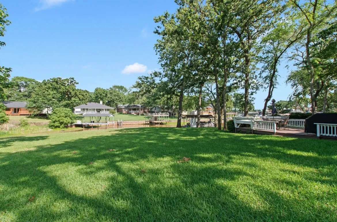 Single Family Residence For Sale in Henderson County , 120 Los Peces, Gun Barrel City, Texas 75156, 3 Bedroom, 2 Bathroom, 2 Garage spaces, 1,400 Sqft, built in 1986, mls#21331745, Real Estate Agent in Gun Barrel City, Homes For Sale in Henderson county, Homes For Sale in Gun Barrel City, Realtor in Gun Barrel City Texas, Real Estate Brokerage Independent Realty Texas, Luminita Cordes Realtor