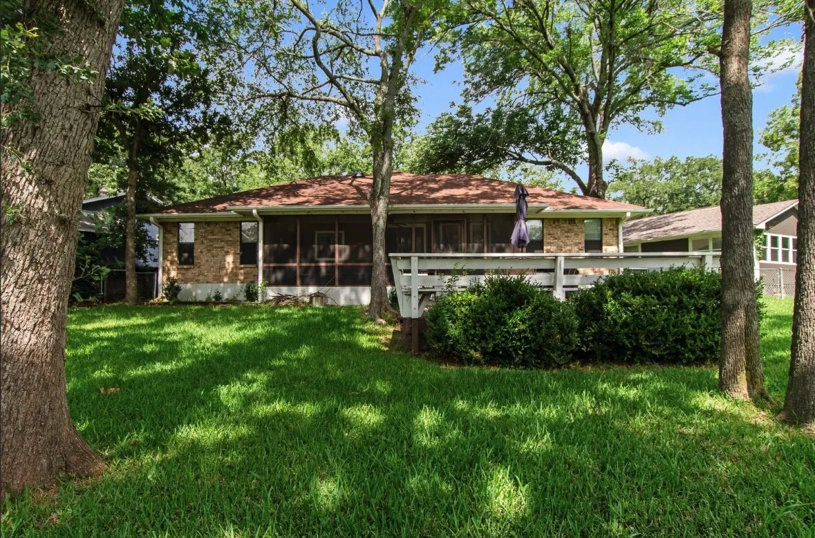 Single Family Residence For Sale in Henderson County , 120 Los Peces, Gun Barrel City, Texas 75156, 3 Bedroom, 2 Bathroom, 2 Garage spaces, 1,400 Sqft, built in 1986, mls#21331745, Real Estate Agent in Gun Barrel City, Homes For Sale in Henderson county, Homes For Sale in Gun Barrel City, Realtor in Gun Barrel City Texas, Real Estate Brokerage Independent Realty Texas, Luminita Cordes Realtor