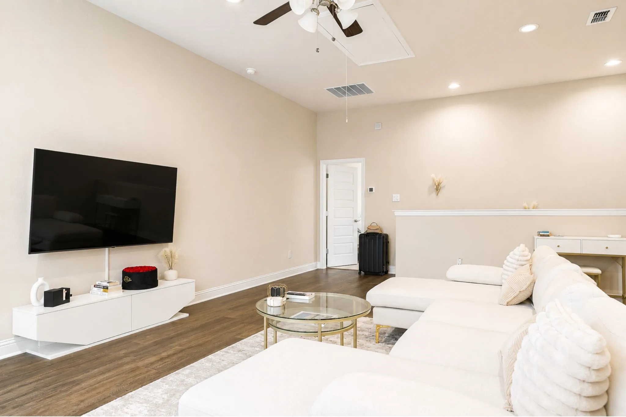 Townhouse For Sale in Tarrant County , 1936 Bel Air Drive, Arlington, Texas 76010, 2 Bedroom, 3 Bathroom, 2 Garage spaces, 1,522 Sqft, built in 2019, mls#21332796, Real Estate Agent in Arlington, Homes For Sale in Tarrant county, Homes For Sale in Arlington, Realtor in Arlington Texas, Real Estate Brokerage Independent Realty Texas, Luminita Cordes Realtor