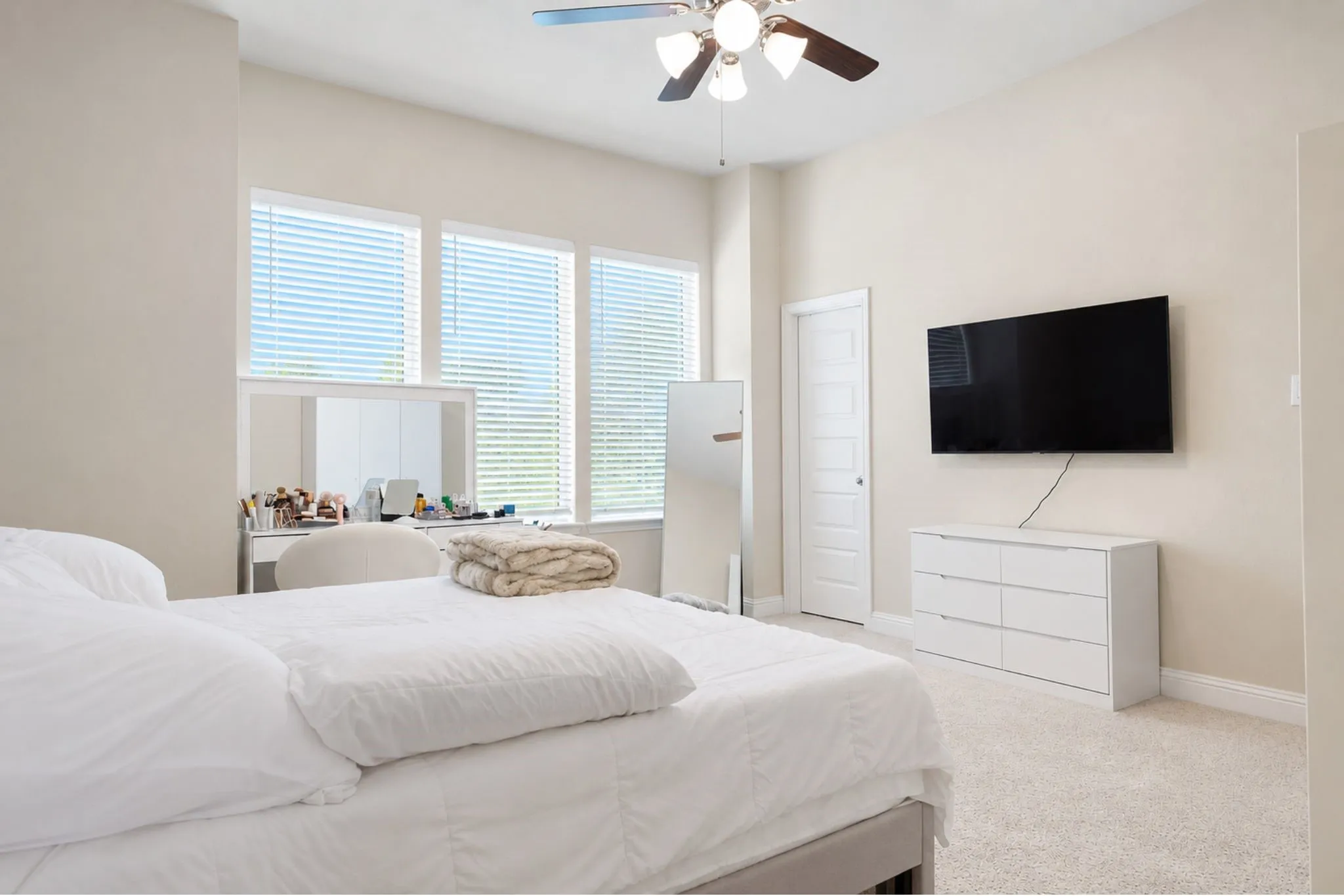 Townhouse For Sale in Tarrant County , 1936 Bel Air Drive, Arlington, Texas 76010, 2 Bedroom, 3 Bathroom, 2 Garage spaces, 1,522 Sqft, built in 2019, mls#21332796, Real Estate Agent in Arlington, Homes For Sale in Tarrant county, Homes For Sale in Arlington, Realtor in Arlington Texas, Real Estate Brokerage Independent Realty Texas, Luminita Cordes Realtor
