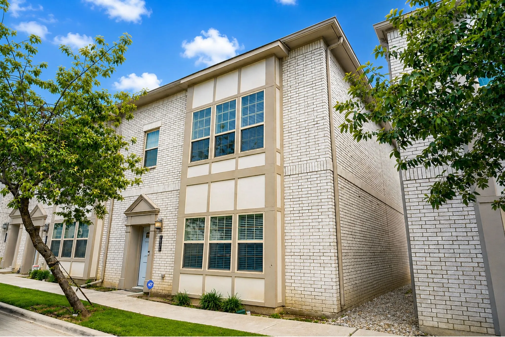 Townhouse For Sale in Tarrant County , 1936 Bel Air Drive, Arlington, Texas 76010, 2 Bedroom, 3 Bathroom, 2 Garage spaces, 1,522 Sqft, built in 2019, mls#21332796, Real Estate Agent in Arlington, Homes For Sale in Tarrant county, Homes For Sale in Arlington, Realtor in Arlington Texas, Real Estate Brokerage Independent Realty Texas, Luminita Cordes Realtor