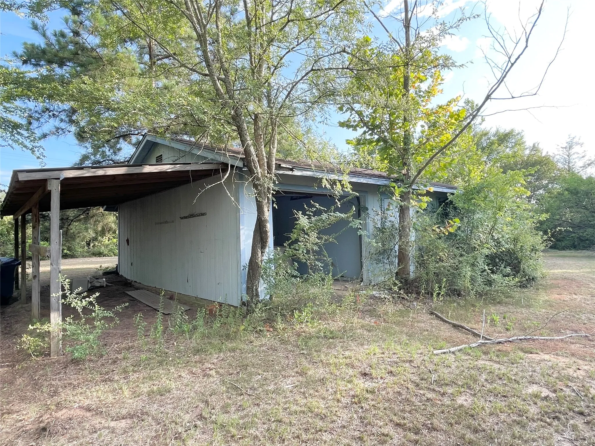 1 car garage, 1 carport, attached to shop