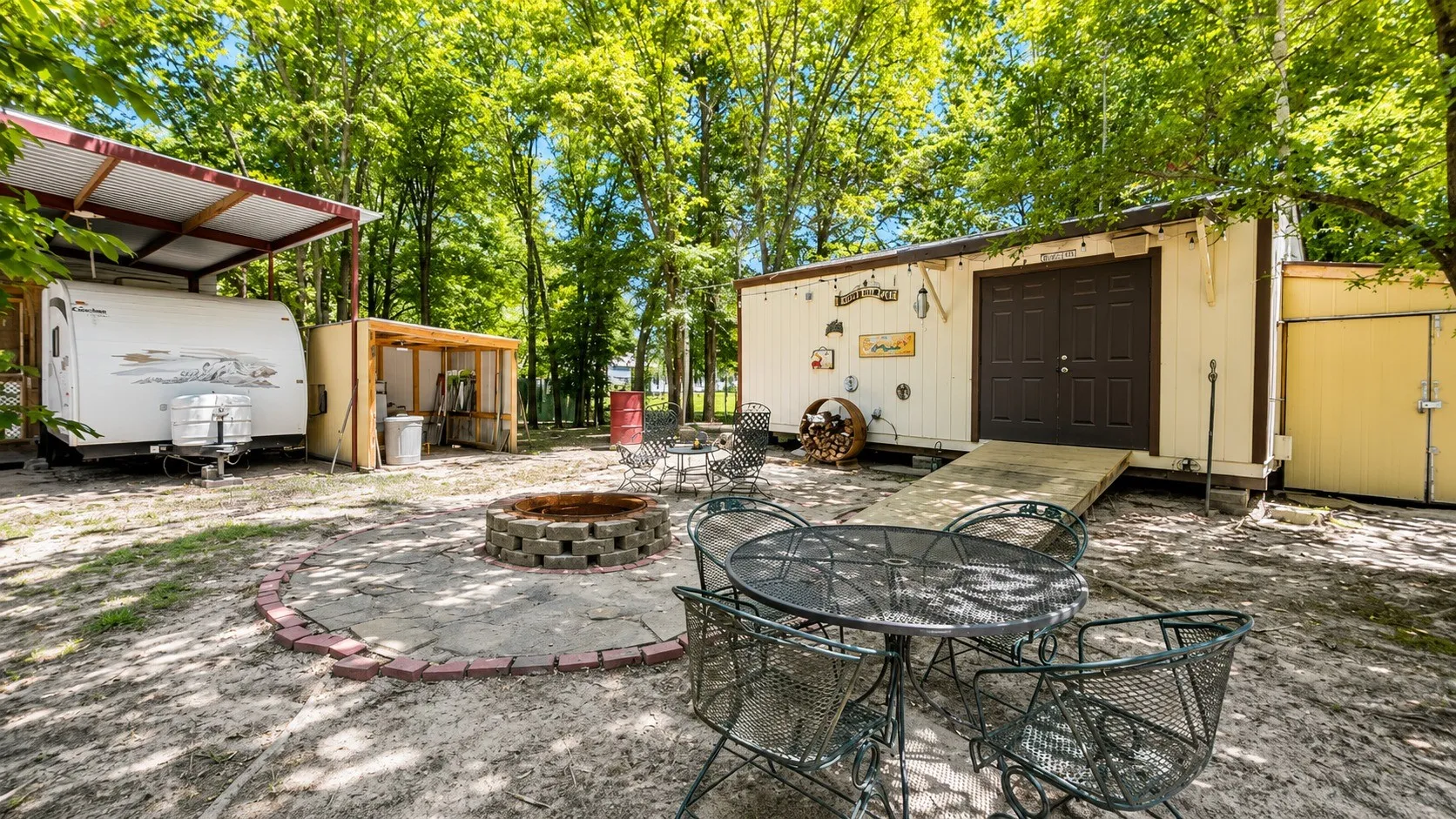 Single Family Residence For Sale in Wood County , 468 Choctaw Drive, Quitman, Texas 75783, 1 Bedroom, 2 Bathrooms, Garage spaces, 140 Sqft, built in 2011, Price $69,900, mls#21330759, Real Estate Agent in Quitman, Homes For Sale in Wood county, Homes For Sale in Quitman, Realtor in Quitman Texas, Real Estate Brokerage Independent Realty Texas, Luminita Cordes Realtor