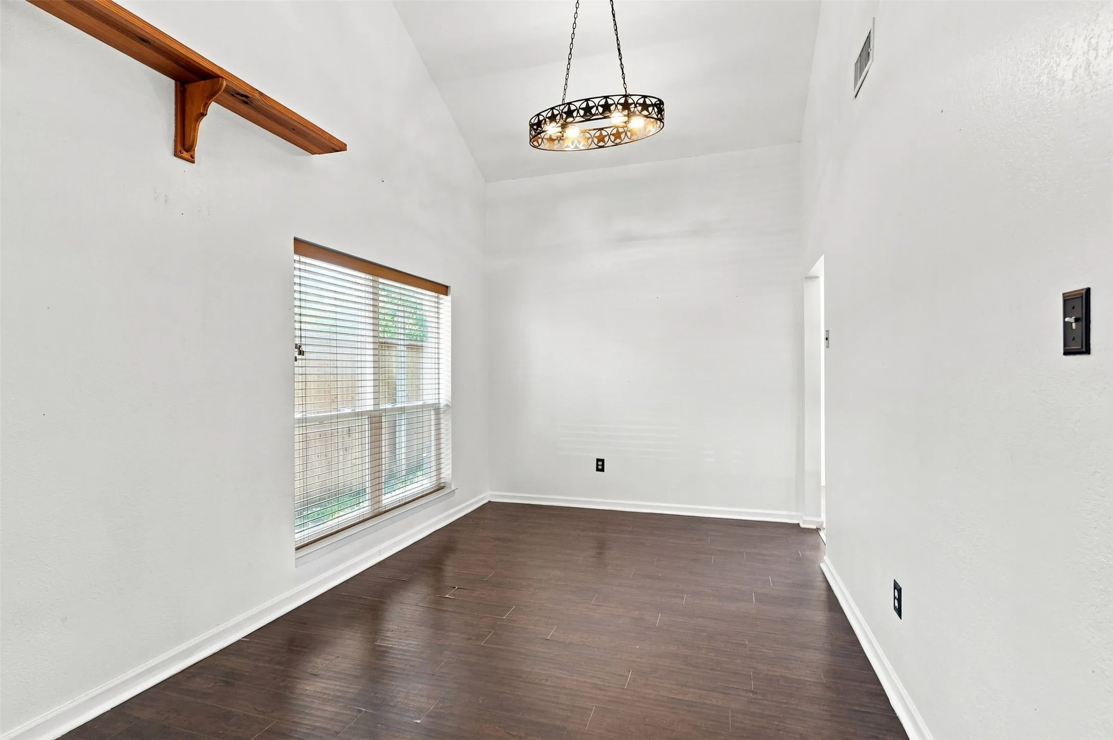 Single Family Residence For Rent in Collin County , 8782 Marilyn Drive, Frisco, Texas 75033, 4 Bedroom, 3 Bathroom, 2 Garage spaces, 1,888 Sqft, built in 1982, mls#21331279, Real Estate Agent in Frisco, Homes For Rent in Collin county, Homes For Rent in Frisco, Realtor in Frisco Texas, Real Estate Brokerage Independent Realty Texas, Luminita Cordes Realtor