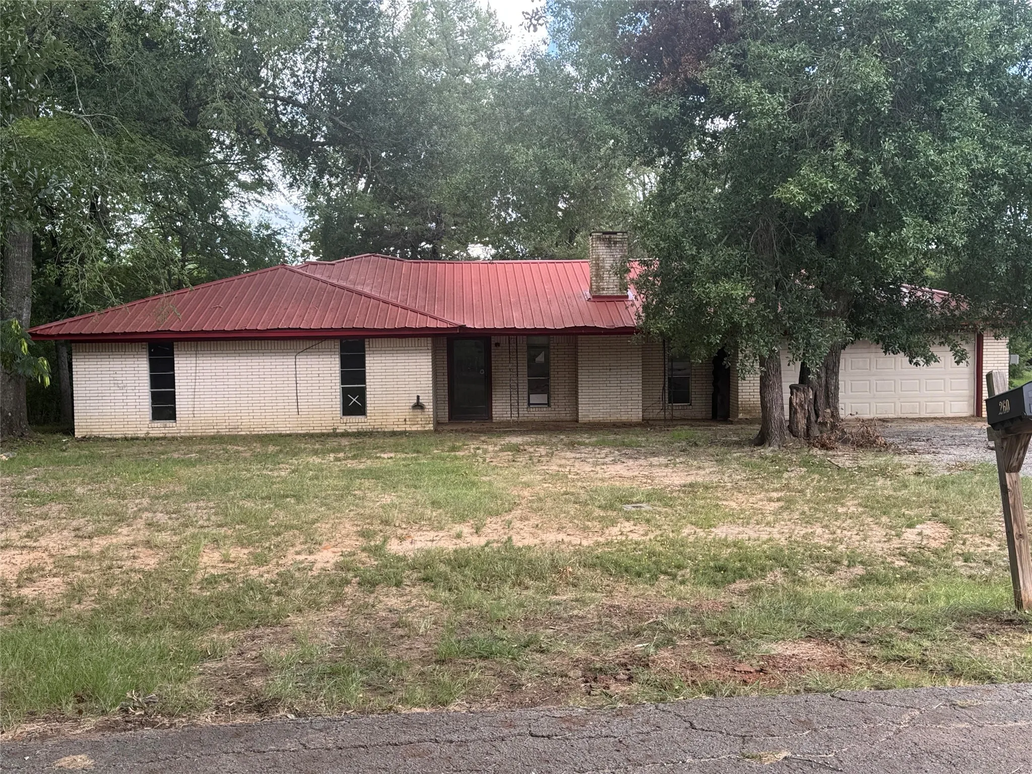 Single Family Residence For Sale in Freestone County , 260 Lakeshore Drive, Fairfield, Texas 75840, 3 Bedroom, 2 Bathroom, 2 Garage spaces, 1,384 Sqft, built in 1978, mls#21332833, Real Estate Agent in Fairfield, Homes For Sale in Freestone county, Homes For Sale in Fairfield, Realtor in Fairfield Texas, Real Estate Brokerage Independent Realty Texas, Luminita Cordes Realtor