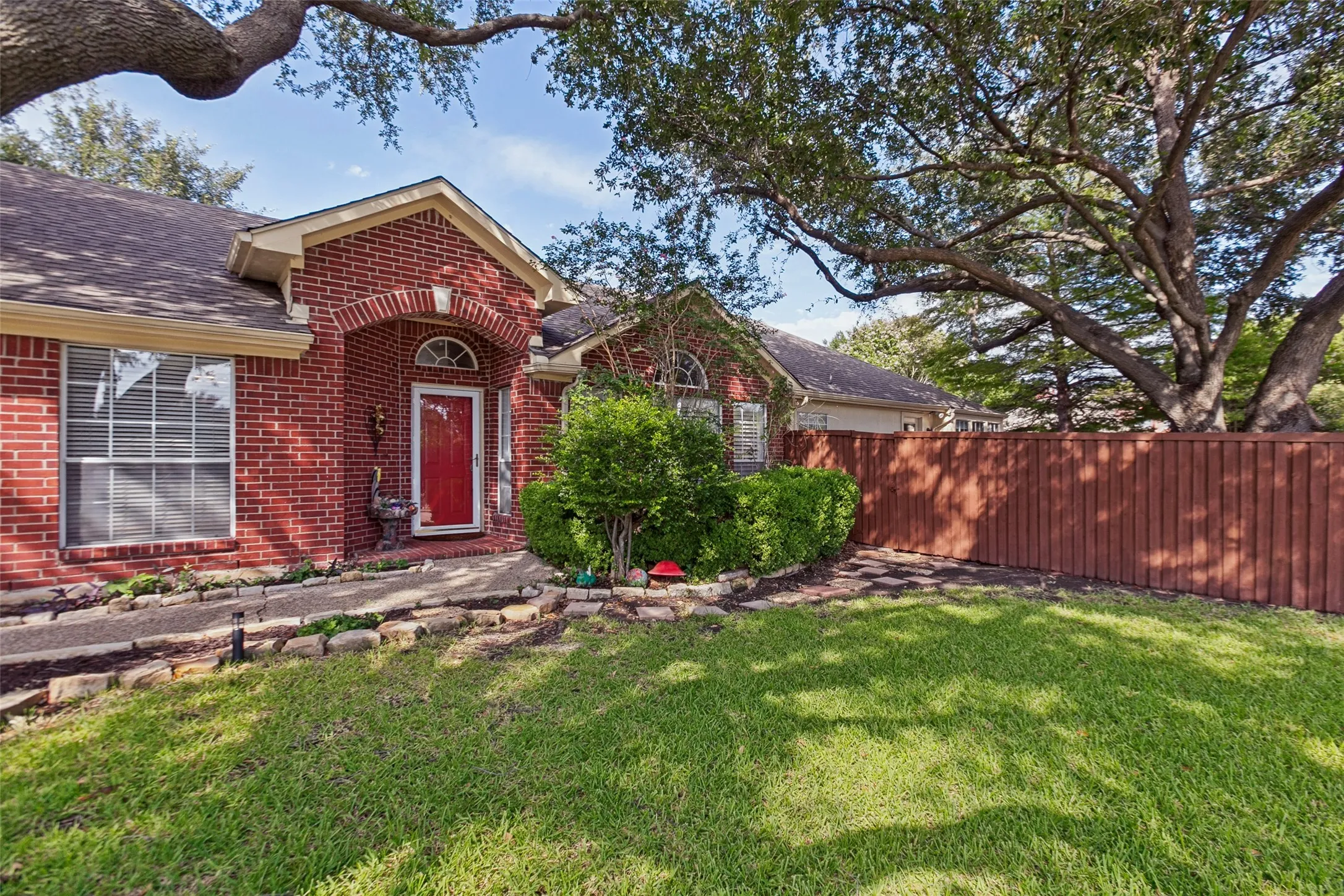 Single Family Residence For Sale in Collin County , 6800 Forest Hills Drive, Plano, Texas 75023, 3 Bedroom, 2 Bathroom, 2 Garage spaces, 1,607 Sqft, built in 1994, Price $435,000, mls#21330512, Real Estate Agent in Plano, Homes For Sale in Collin county, Homes For Sale in Plano, Realtor in Plano Texas, Real Estate Brokerage Independent Realty Texas, Luminita Cordes Realtor