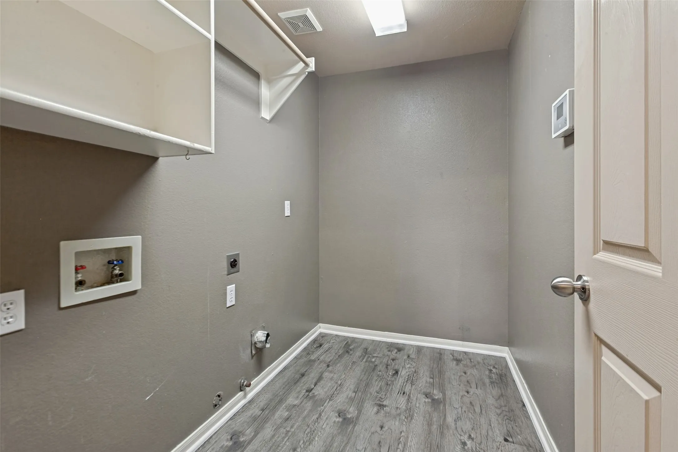 Single Family Residence For Sale in Collin County , 6800 Forest Hills Drive, Plano, Texas 75023, 3 Bedroom, 2 Bathroom, 2 Garage spaces, 1,607 Sqft, built in 1994, Price $435,000, mls#21330512, Real Estate Agent in Plano, Homes For Sale in Collin county, Homes For Sale in Plano, Realtor in Plano Texas, Real Estate Brokerage Independent Realty Texas, Luminita Cordes Realtor