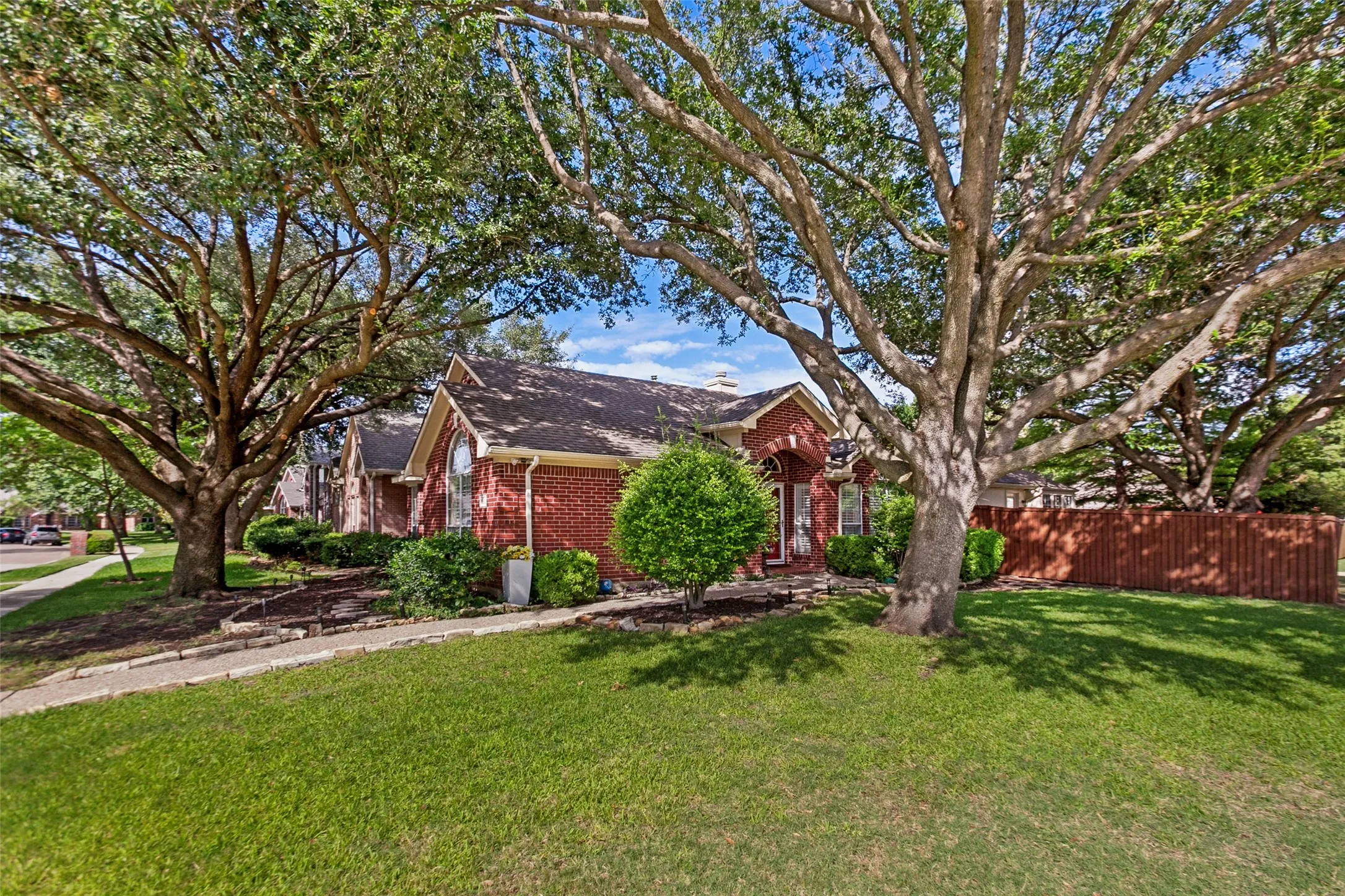 Single Family Residence For Sale in Collin County , 6800 Forest Hills Drive, Plano, Texas 75023, 3 Bedroom, 2 Bathroom, 2 Garage spaces, 1,607 Sqft, built in 1994, Price $435,000, mls#21330512, Real Estate Agent in Plano, Homes For Sale in Collin county, Homes For Sale in Plano, Realtor in Plano Texas, Real Estate Brokerage Independent Realty Texas, Luminita Cordes Realtor