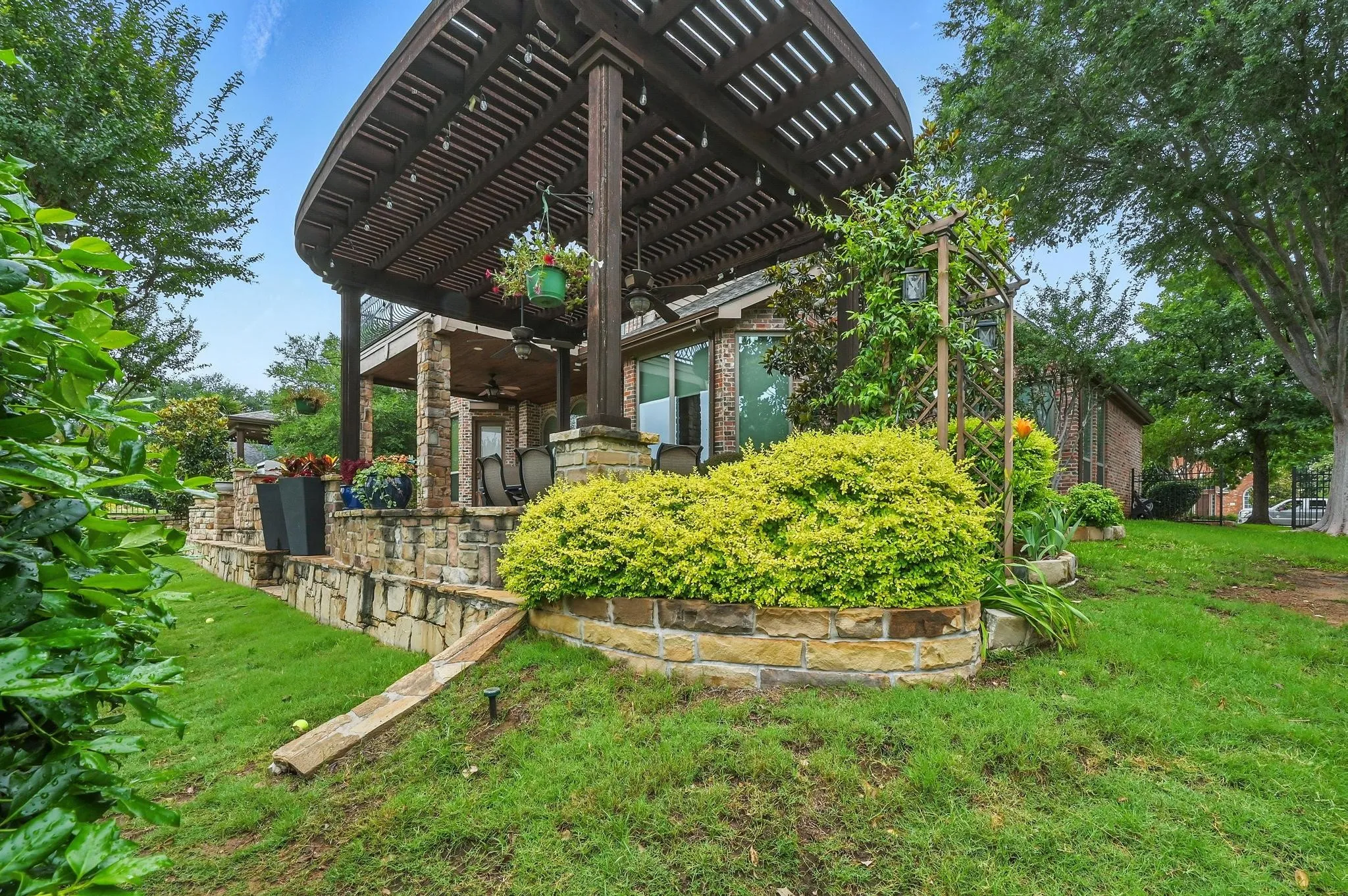 Single Family Residence For Sale in Denton County , 4009 Beacon Street, Flower Mound, Texas 75028, 4 Bedroom, 4 Bathroom, 3 Garage spaces, 3,681 Sqft, built in 2000, mls#20957825, Real Estate Agent in Flower Mound, Homes For Sale in Denton county, Homes For Sale in Flower Mound, Realtor in Flower Mound Texas, Real Estate Brokerage Independent Realty Texas, Luminita Cordes Realtor