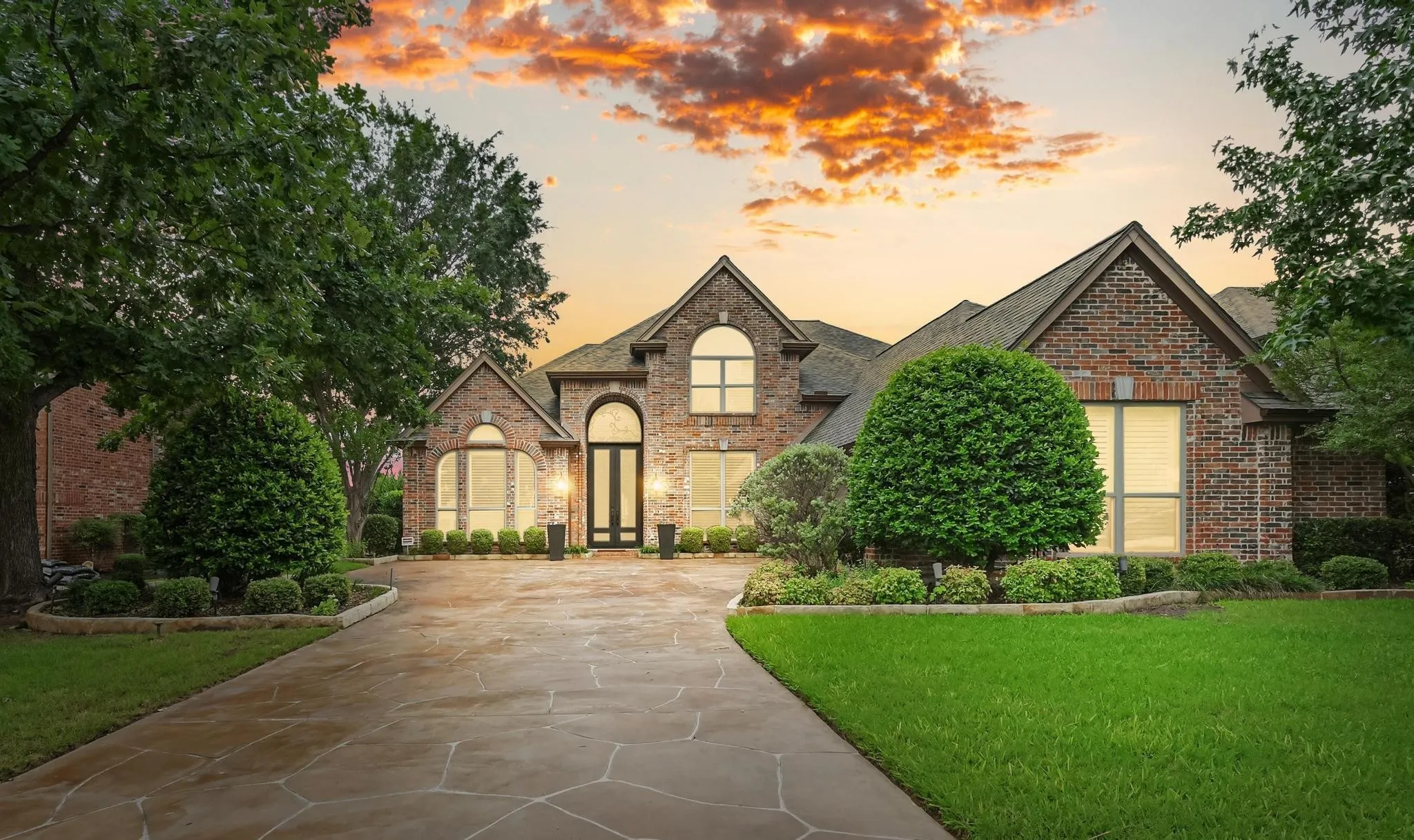 Single Family Residence For Sale in Denton County , 4009 Beacon Street, Flower Mound, Texas 75028, 4 Bedroom, 4 Bathroom, 3 Garage spaces, 3,681 Sqft, built in 2000, mls#20957825, Real Estate Agent in Flower Mound, Homes For Sale in Denton county, Homes For Sale in Flower Mound, Realtor in Flower Mound Texas, Real Estate Brokerage Independent Realty Texas, Luminita Cordes Realtor