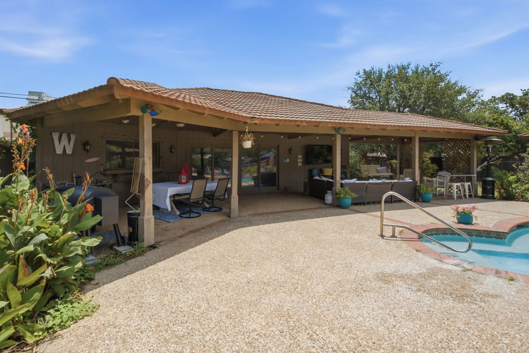 Single Family Residence For Sale in Jack County , 904 W Belknap Street, Jacksboro, Texas 76458, 5 Bedroom, 5 Bathroom, 2 Garage spaces, 4,246 Sqft, built in 1970, mls#21332584, Real Estate Agent in Jacksboro, Homes For Sale in Jack county, Homes For Sale in Jacksboro, Realtor in Jacksboro Texas, Real Estate Brokerage Independent Realty Texas, Luminita Cordes Realtor