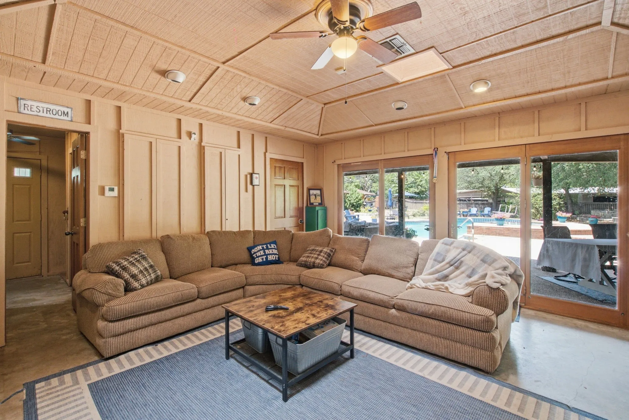 Single Family Residence For Sale in Jack County , 904 W Belknap Street, Jacksboro, Texas 76458, 5 Bedroom, 5 Bathroom, 2 Garage spaces, 4,246 Sqft, built in 1970, mls#21332584, Real Estate Agent in Jacksboro, Homes For Sale in Jack county, Homes For Sale in Jacksboro, Realtor in Jacksboro Texas, Real Estate Brokerage Independent Realty Texas, Luminita Cordes Realtor