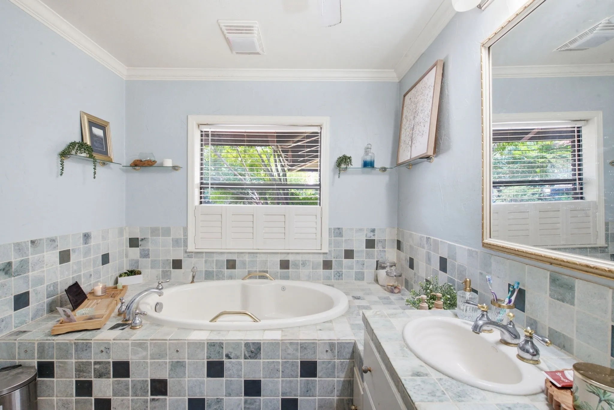 Single Family Residence For Sale in Jack County , 904 W Belknap Street, Jacksboro, Texas 76458, 5 Bedroom, 5 Bathroom, 2 Garage spaces, 4,246 Sqft, built in 1970, mls#21332584, Real Estate Agent in Jacksboro, Homes For Sale in Jack county, Homes For Sale in Jacksboro, Realtor in Jacksboro Texas, Real Estate Brokerage Independent Realty Texas, Luminita Cordes Realtor