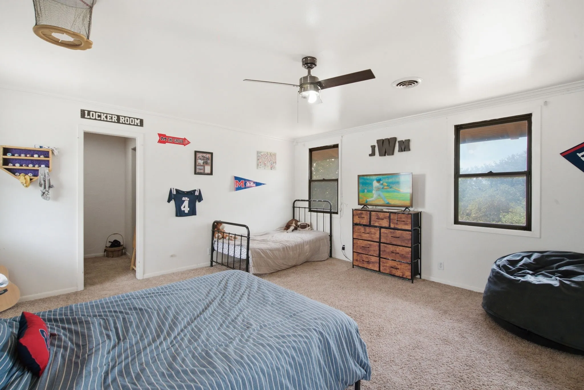Single Family Residence For Sale in Jack County , 904 W Belknap Street, Jacksboro, Texas 76458, 5 Bedroom, 5 Bathroom, 2 Garage spaces, 4,246 Sqft, built in 1970, mls#21332584, Real Estate Agent in Jacksboro, Homes For Sale in Jack county, Homes For Sale in Jacksboro, Realtor in Jacksboro Texas, Real Estate Brokerage Independent Realty Texas, Luminita Cordes Realtor