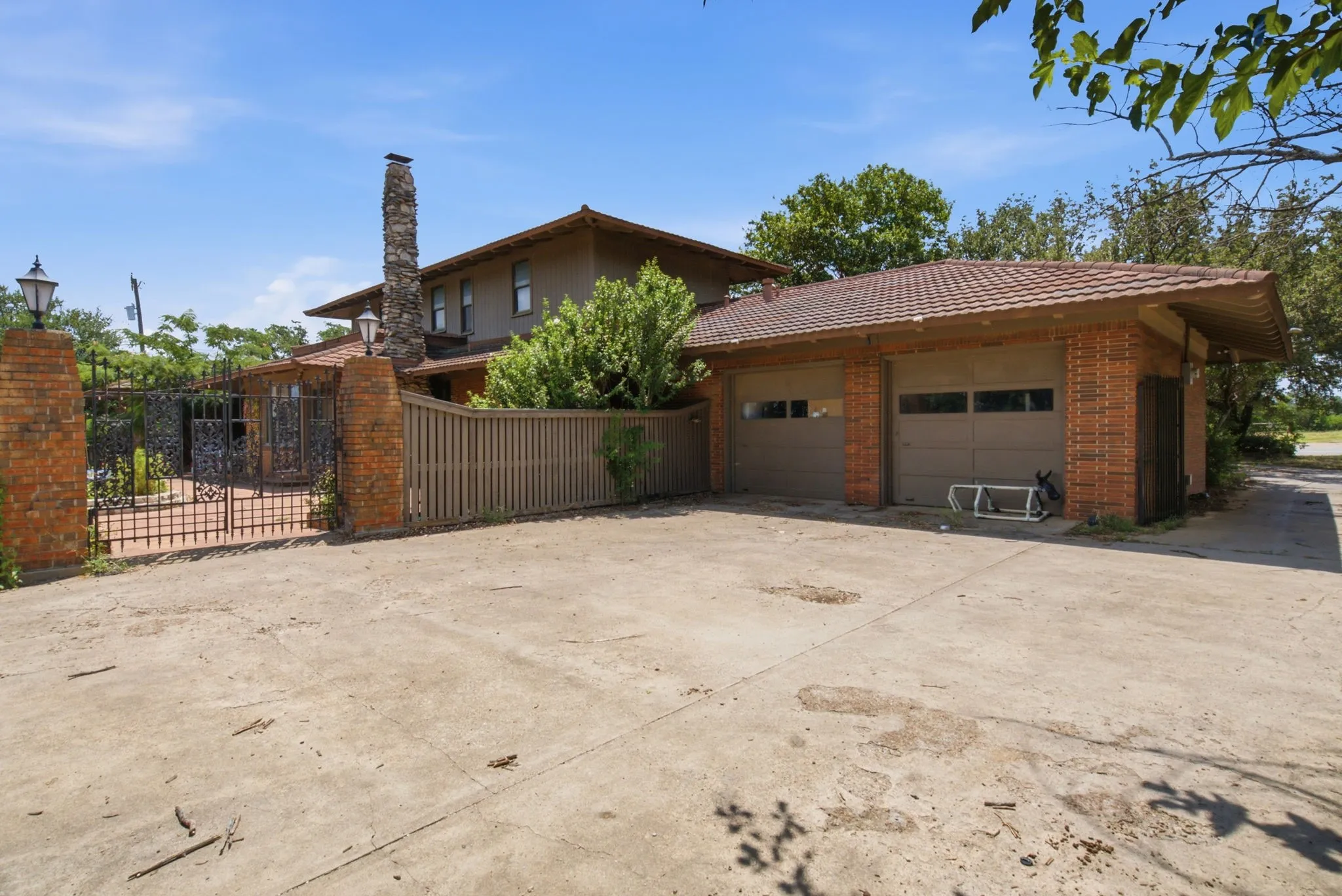 Single Family Residence For Sale in Jack County , 904 W Belknap Street, Jacksboro, Texas 76458, 5 Bedroom, 5 Bathroom, 2 Garage spaces, 4,246 Sqft, built in 1970, mls#21332584, Real Estate Agent in Jacksboro, Homes For Sale in Jack county, Homes For Sale in Jacksboro, Realtor in Jacksboro Texas, Real Estate Brokerage Independent Realty Texas, Luminita Cordes Realtor