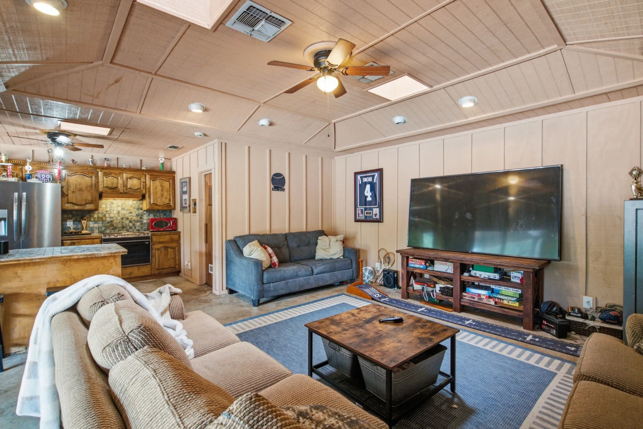 Single Family Residence For Sale in Jack County , 904 W Belknap Street, Jacksboro, Texas 76458, 5 Bedroom, 5 Bathroom, 2 Garage spaces, 4,246 Sqft, built in 1970, mls#21332584, Real Estate Agent in Jacksboro, Homes For Sale in Jack county, Homes For Sale in Jacksboro, Realtor in Jacksboro Texas, Real Estate Brokerage Independent Realty Texas, Luminita Cordes Realtor