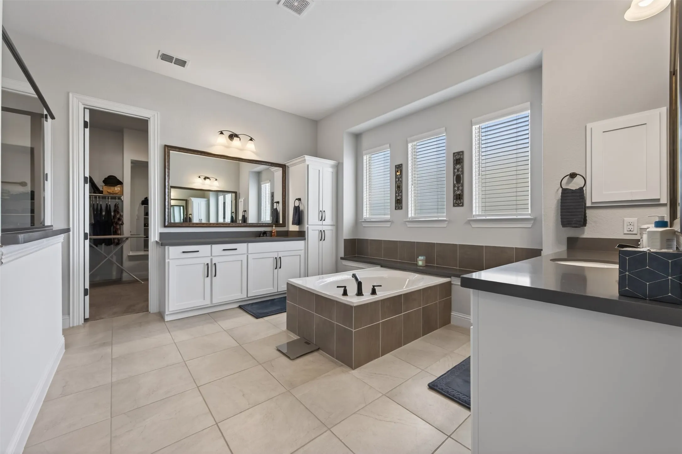 Single Family Residence For Sale in Tarrant County , 1700 Hamlet Drive, Fort Worth, Texas 76052, 3 Bedroom, 3 Bathroom, 3 Garage spaces, 2,924 Sqft, built in 2021, mls#21332846, Real Estate Agent in Fort Worth, Homes For Sale in Tarrant county, Homes For Sale in Fort Worth, Realtor in Fort Worth Texas, Real Estate Brokerage Independent Realty Texas, Luminita Cordes Realtor