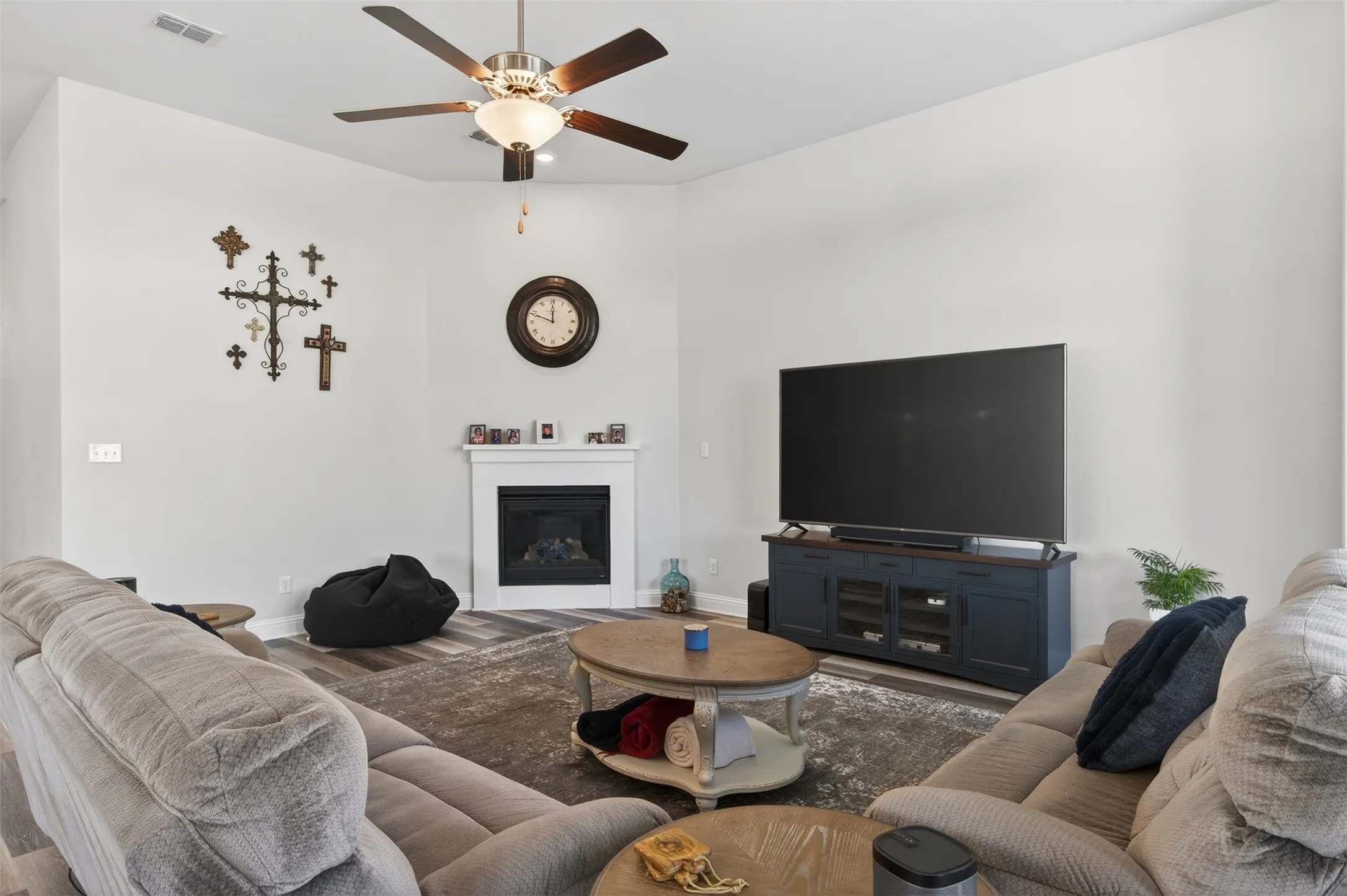 Single Family Residence For Sale in Tarrant County , 1700 Hamlet Drive, Fort Worth, Texas 76052, 3 Bedroom, 3 Bathroom, 3 Garage spaces, 2,924 Sqft, built in 2021, mls#21332846, Real Estate Agent in Fort Worth, Homes For Sale in Tarrant county, Homes For Sale in Fort Worth, Realtor in Fort Worth Texas, Real Estate Brokerage Independent Realty Texas, Luminita Cordes Realtor