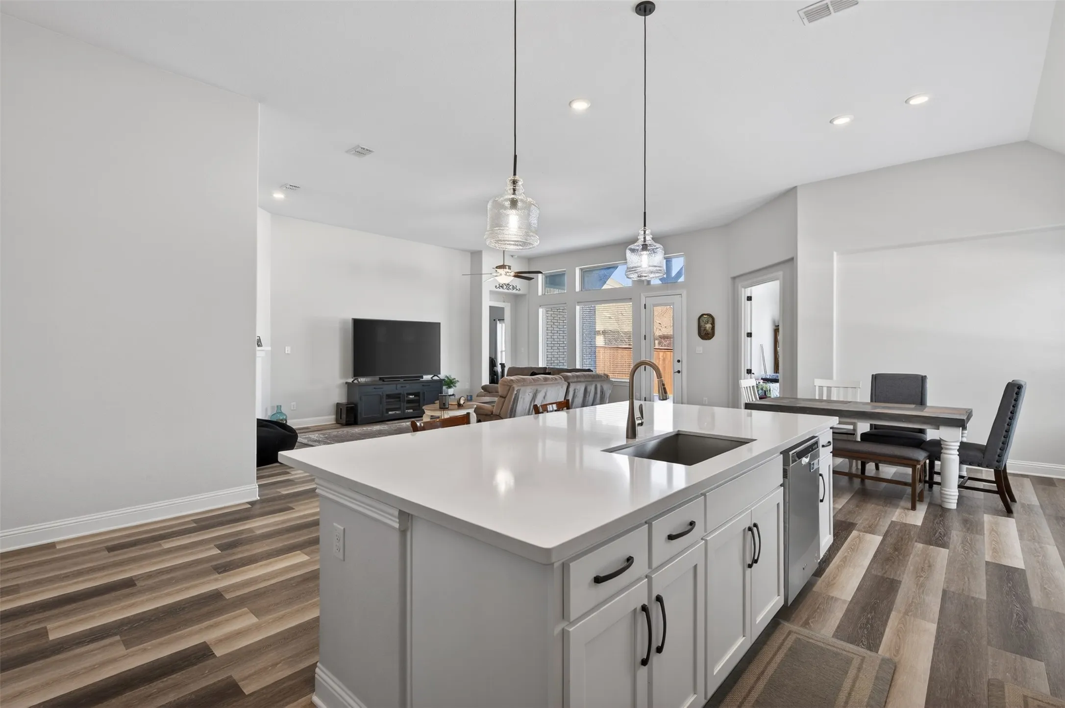 Single Family Residence For Sale in Tarrant County , 1700 Hamlet Drive, Fort Worth, Texas 76052, 3 Bedroom, 3 Bathroom, 3 Garage spaces, 2,924 Sqft, built in 2021, mls#21332846, Real Estate Agent in Fort Worth, Homes For Sale in Tarrant county, Homes For Sale in Fort Worth, Realtor in Fort Worth Texas, Real Estate Brokerage Independent Realty Texas, Luminita Cordes Realtor